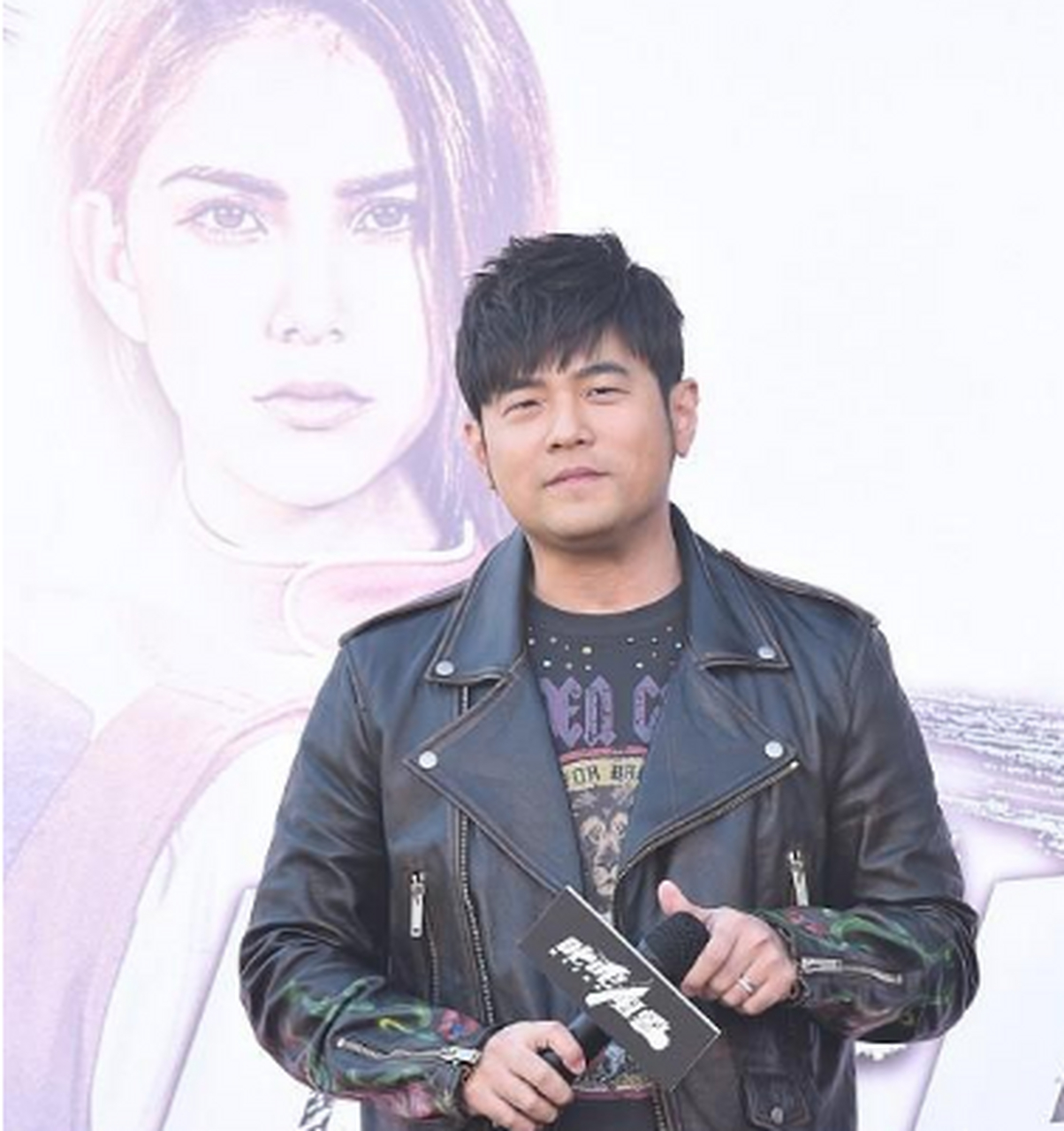 近日周杰伦突然在社交平台上晒出自己的输液照,公开向医生们发起求助