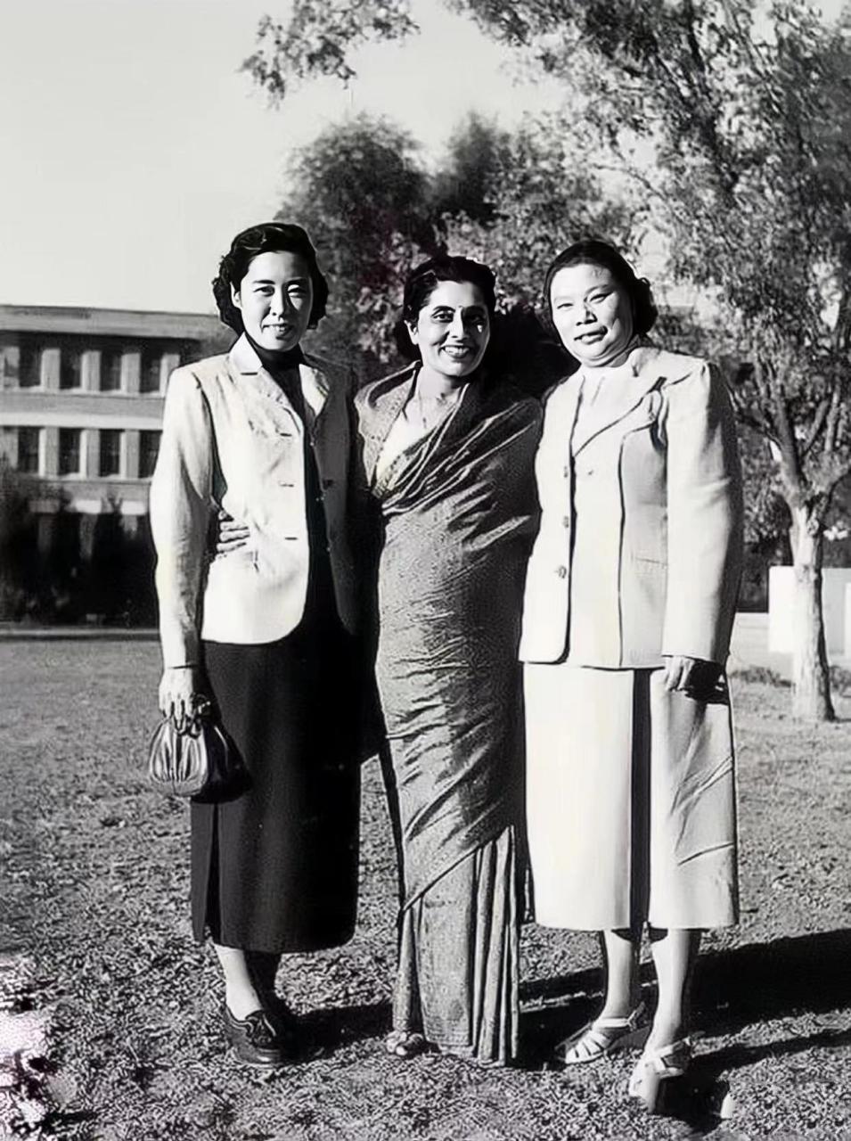 这是1960年王光美和康克清一起会见印度客人的照片.