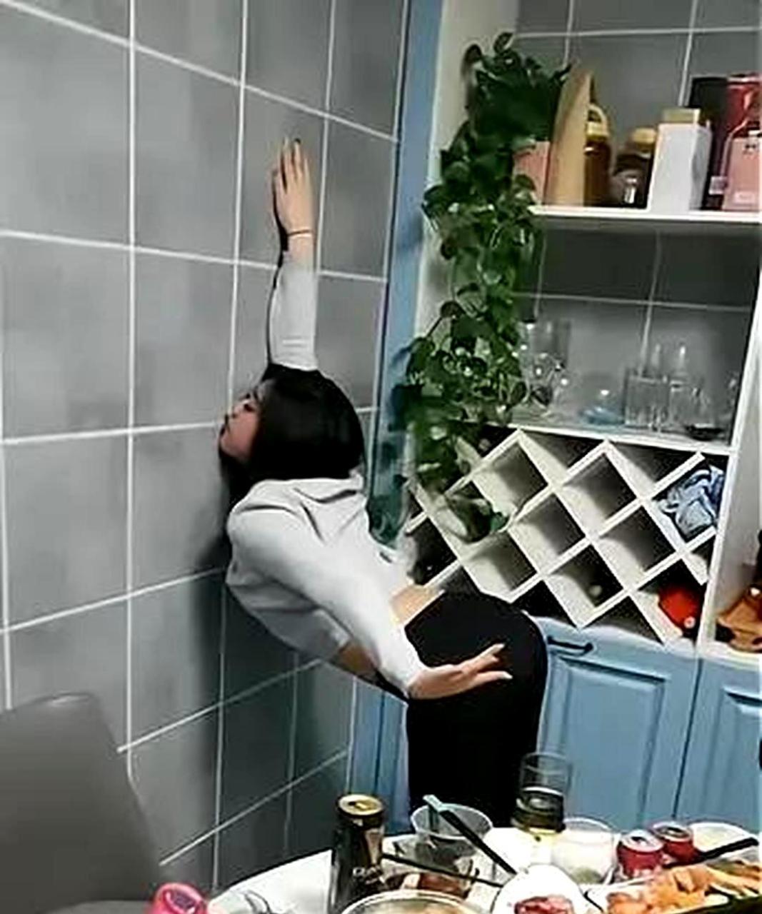 我第一次见到女生喝醉了,她们个个都很有才华.