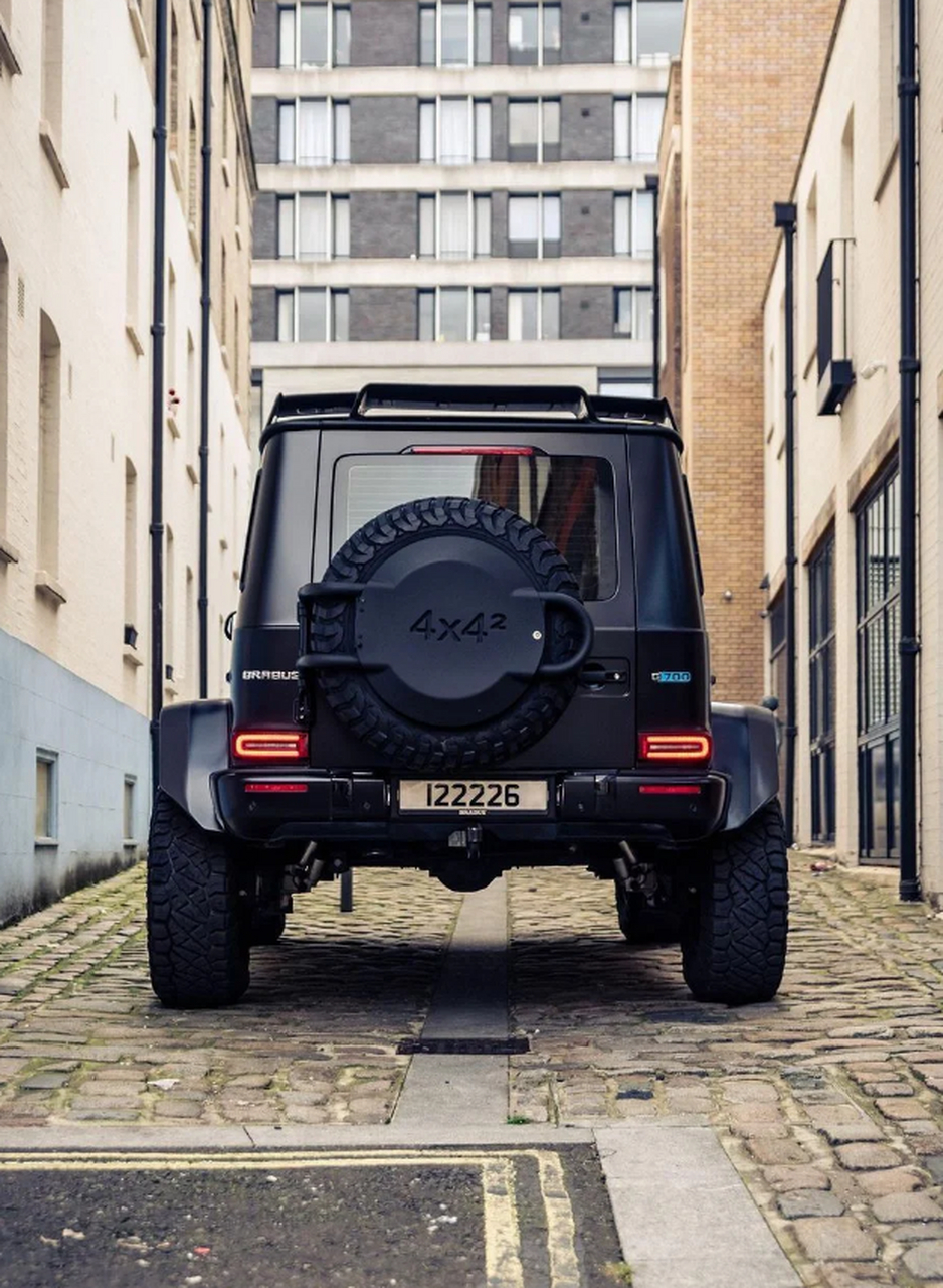 朋友们,让我带你领略一下奔驰巴博斯g700的狂野与尊贵!