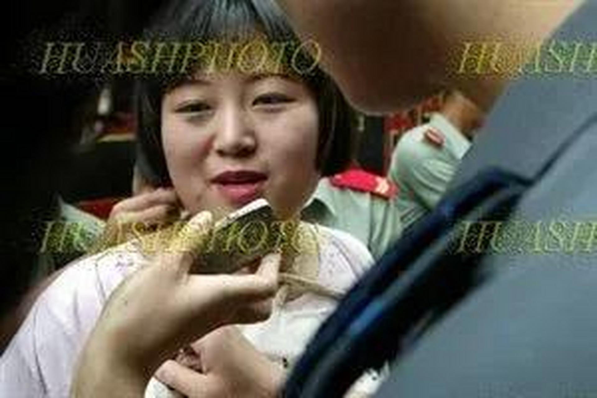 2003年的一天,西安看守所迎来了一名即将被执行死刑的年轻女孩冯翠琼.