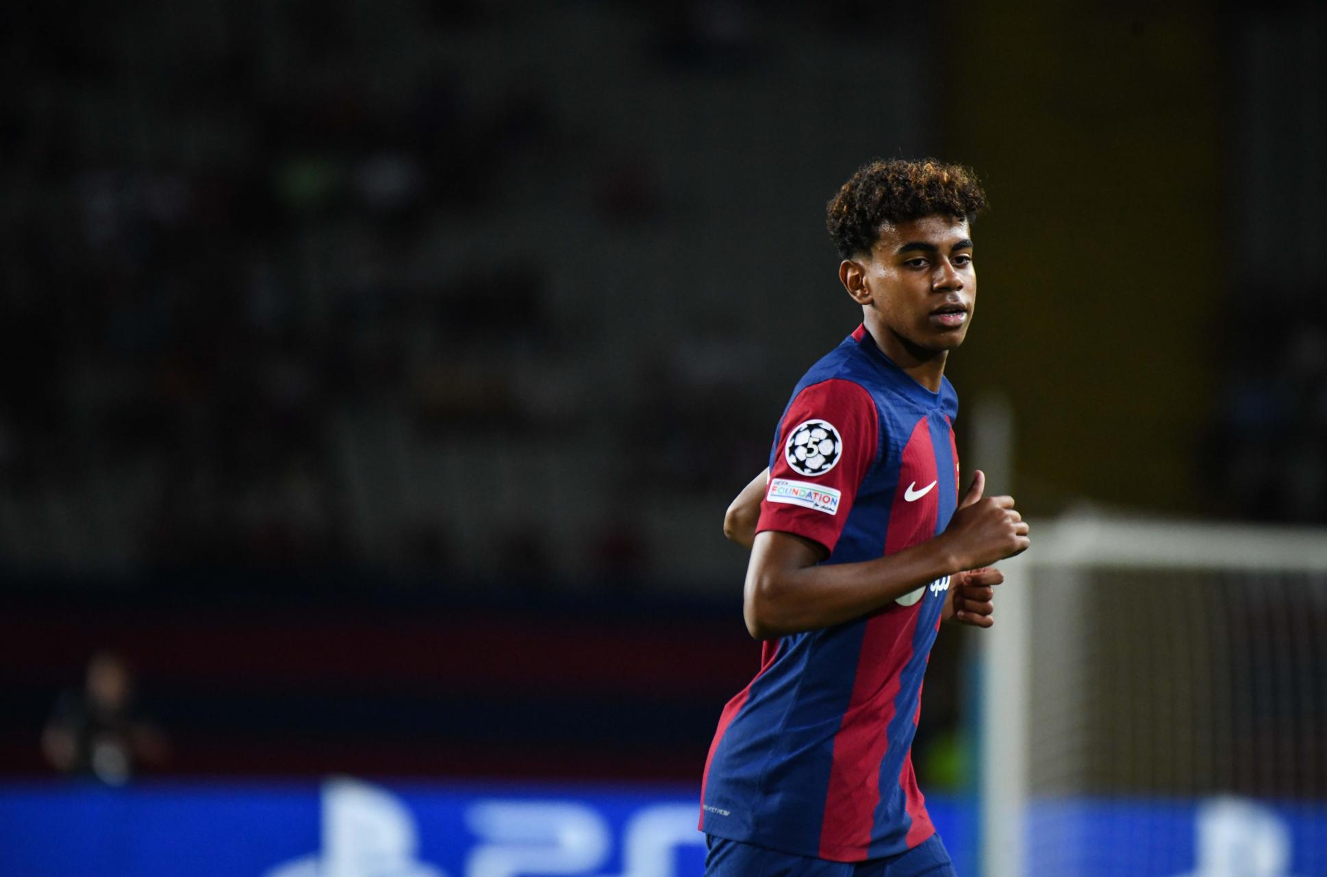 16岁的巴萨边锋亚马尔在欧冠比赛中因身体不适而提前下场,让球迷们