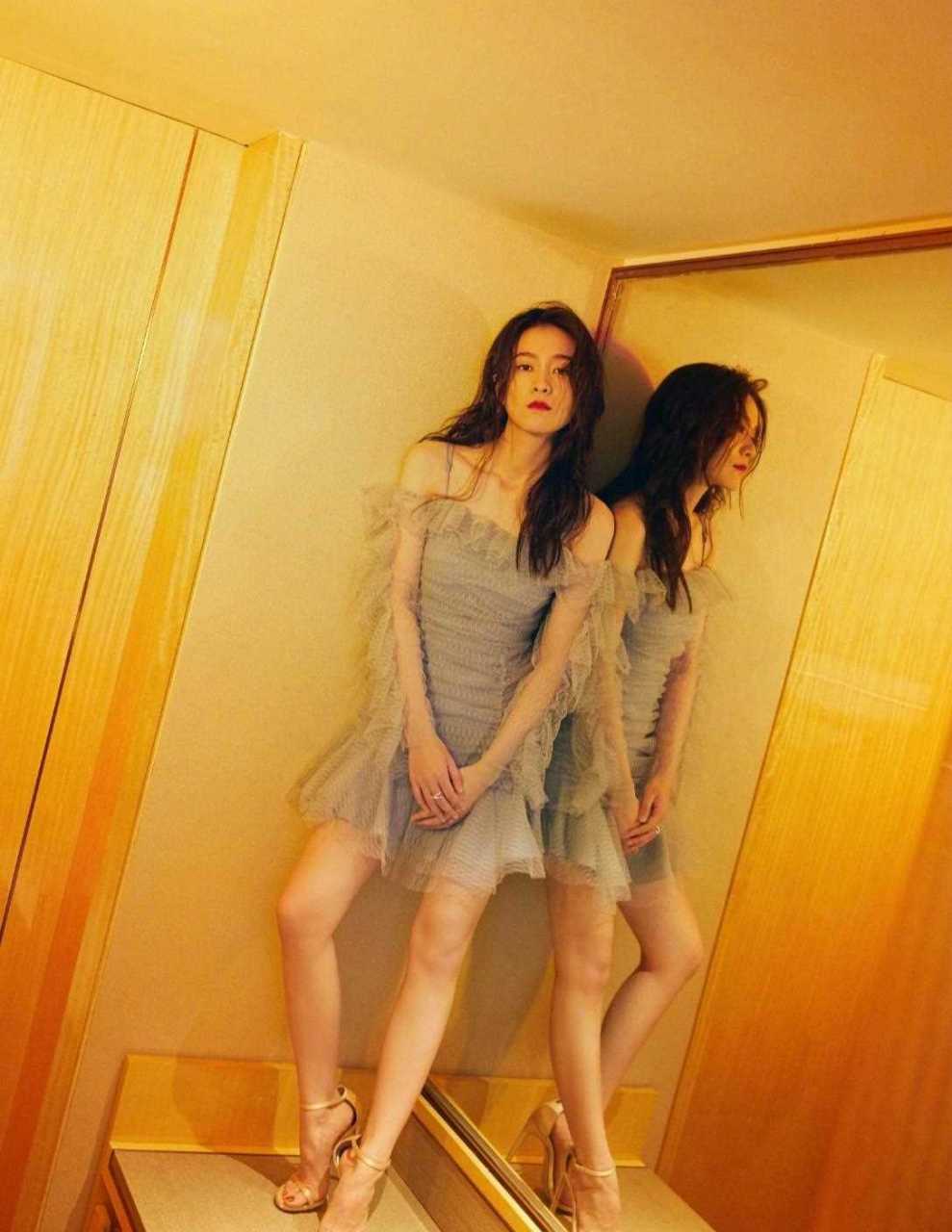 张雪迎身着薄纱连衣裙,搭配一字带高跟鞋亮相某活动,荷叶边下摆清新