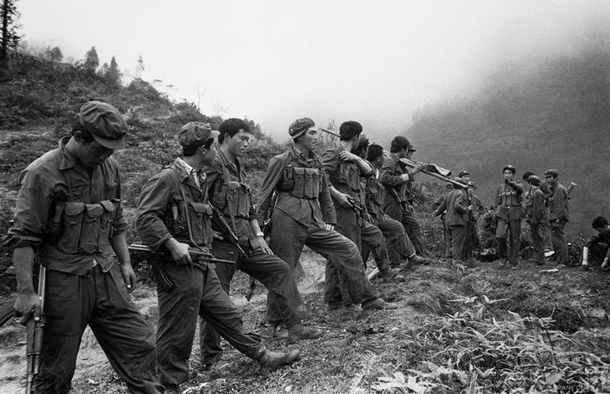 1986年,老山战场前线,大雨滂沱,61师师长刘登云站在指挥所门前若有所