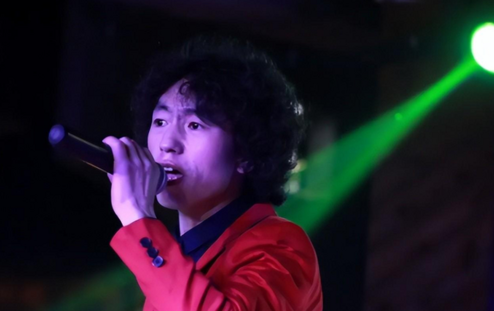 当年的一首我的滑板鞋在网上爆火,而这首歌的演唱者庞麦郎,依靠着身后