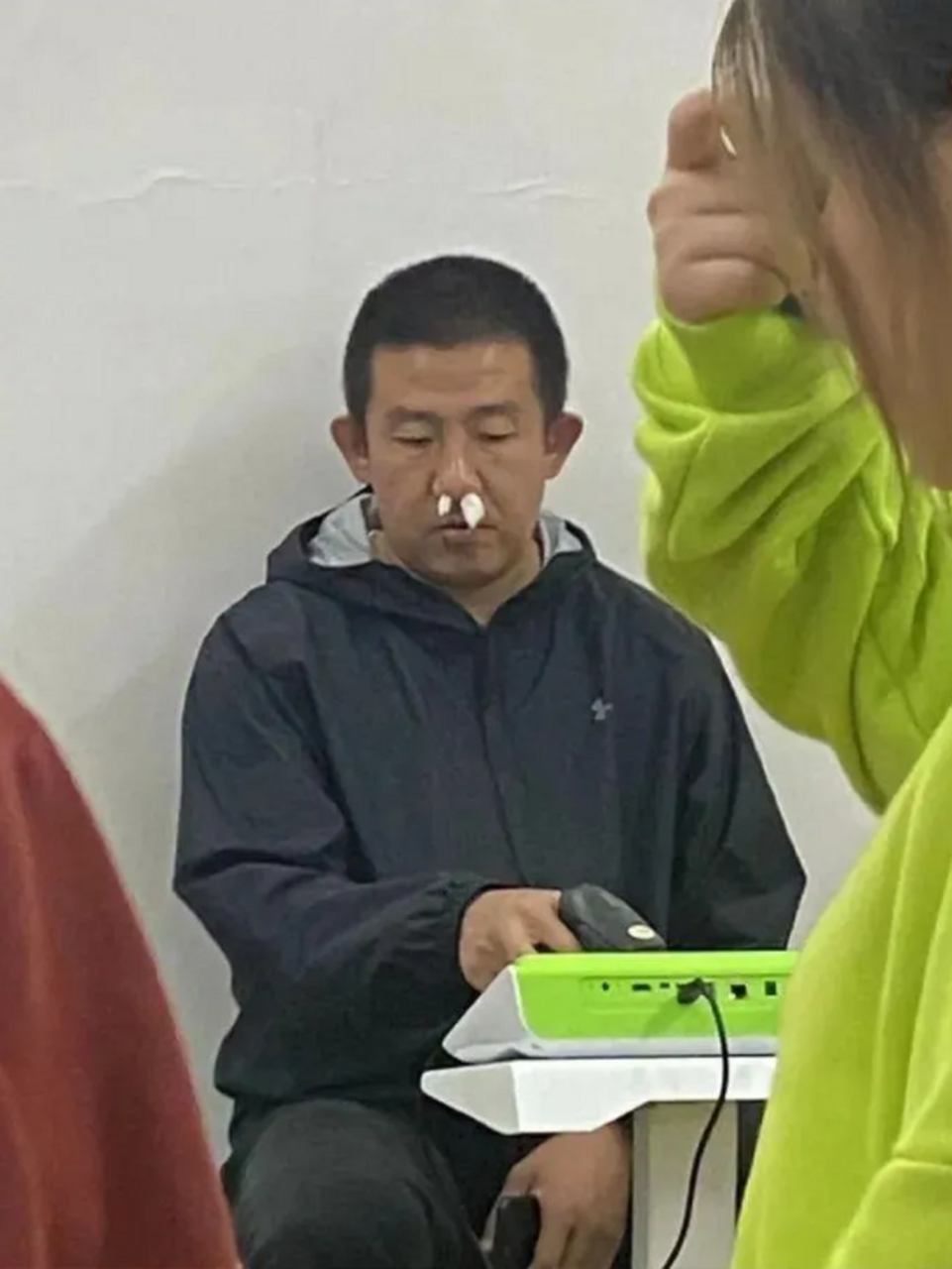 学校体检时要脱鞋,看把老师熏的