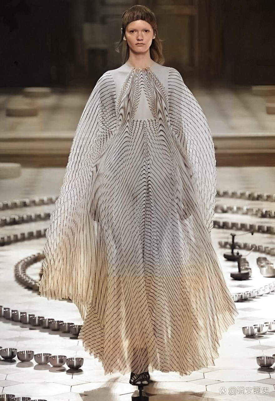 這就是iris van herpen 2016巴黎秋冬高級定製,確實是一場視覺盛宴.