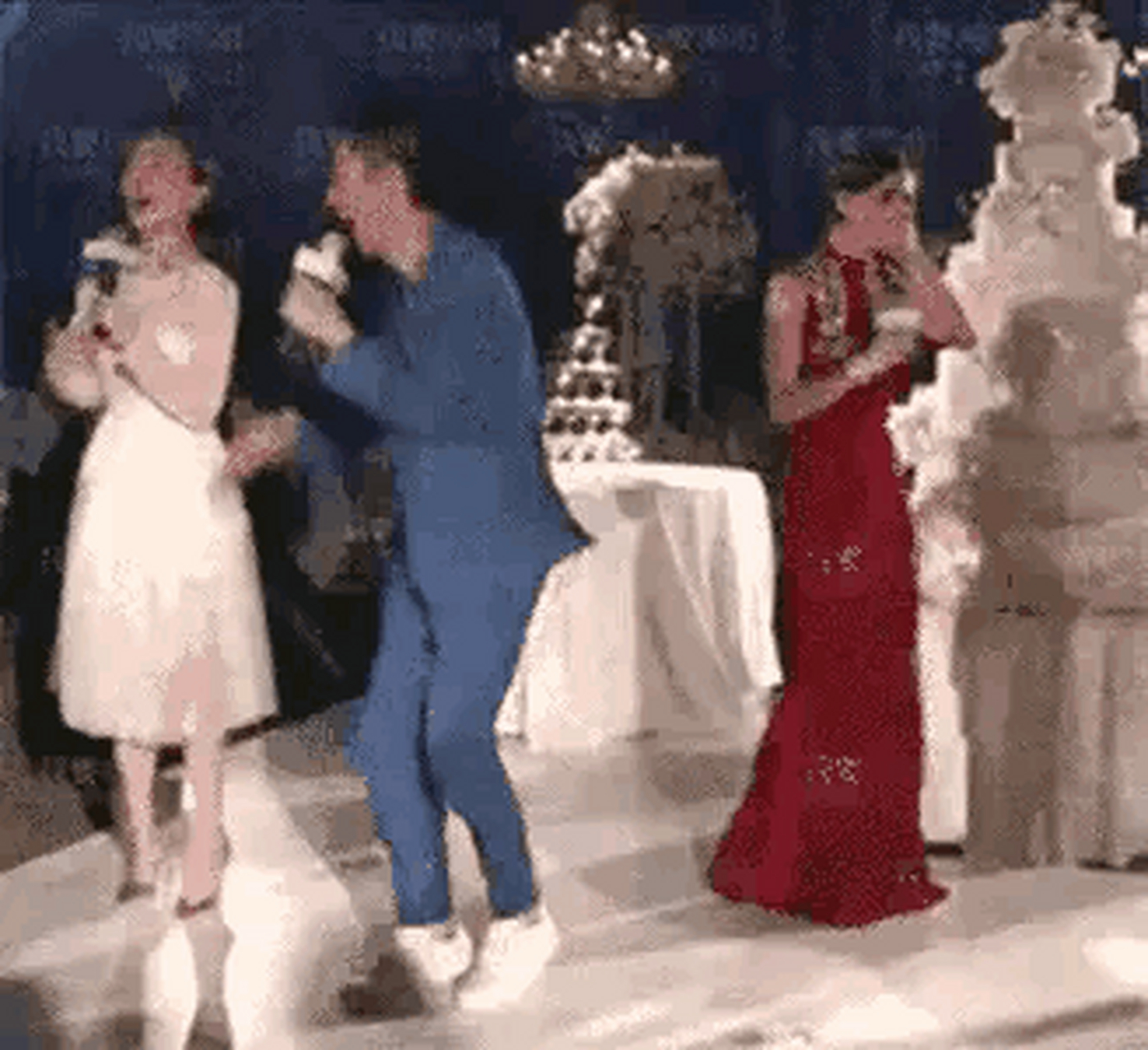 当年,吴奇隆和刘诗诗结婚的时候,霍建华在婚礼现场非常开心,手舞足蹈