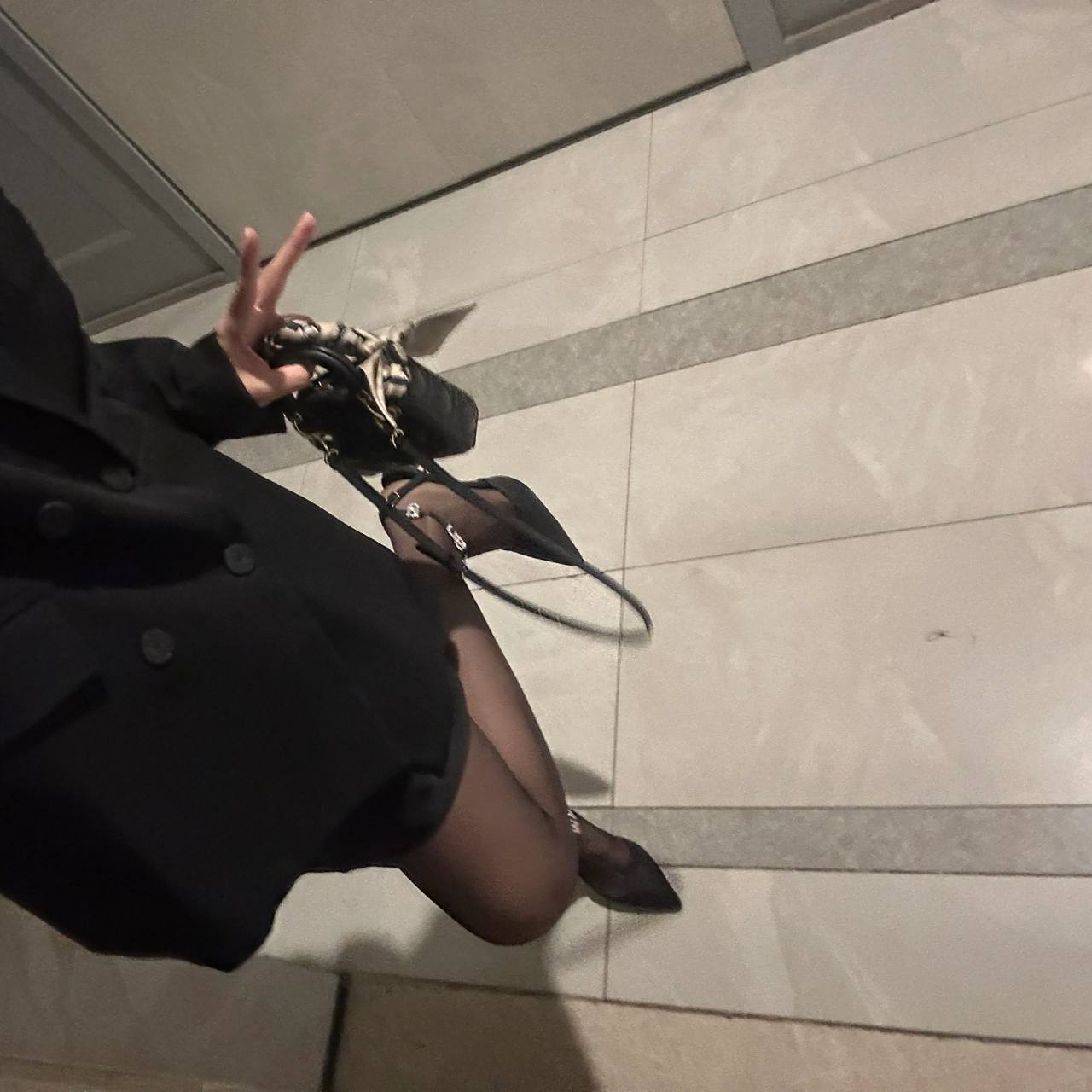 下班回家准备过五一咯[鼓掌]  #黑丝袜# #丝袜腿