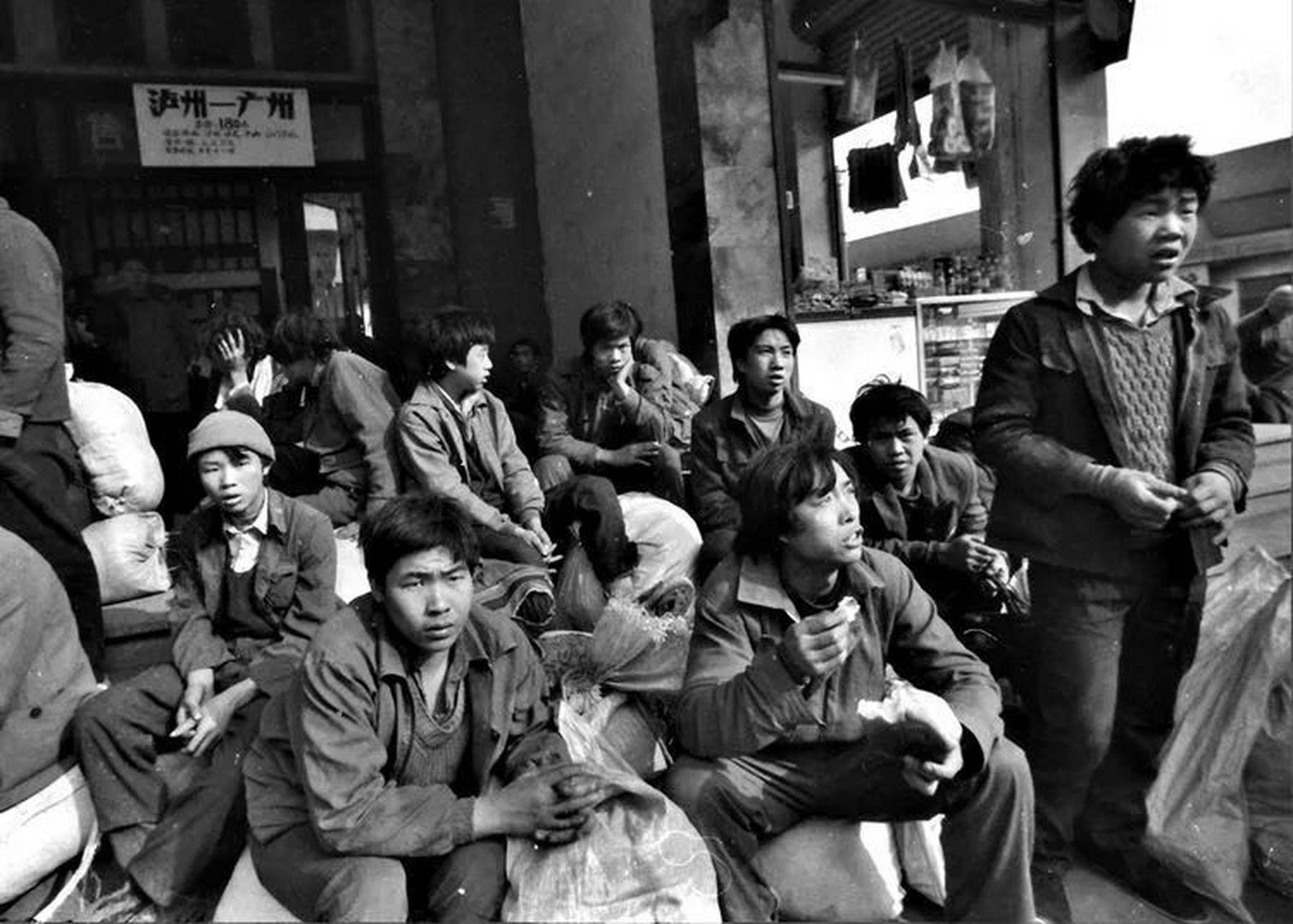 1997年10月,在泸州长途车站等待乘车外出打工的人群.