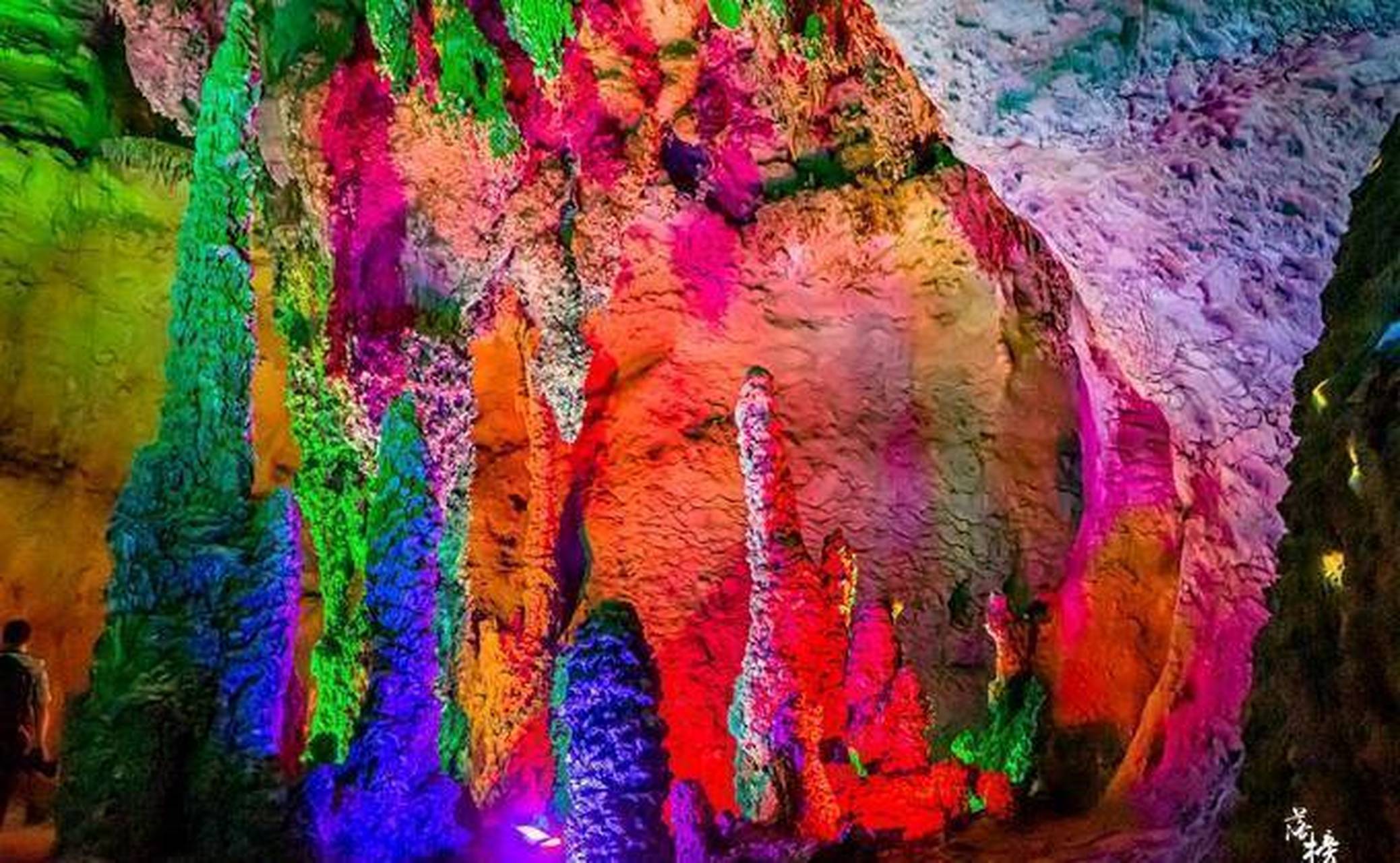 它位于湖北省咸丰县黄金洞乡,距离县城约60公里,隐藏于群山之中,更显