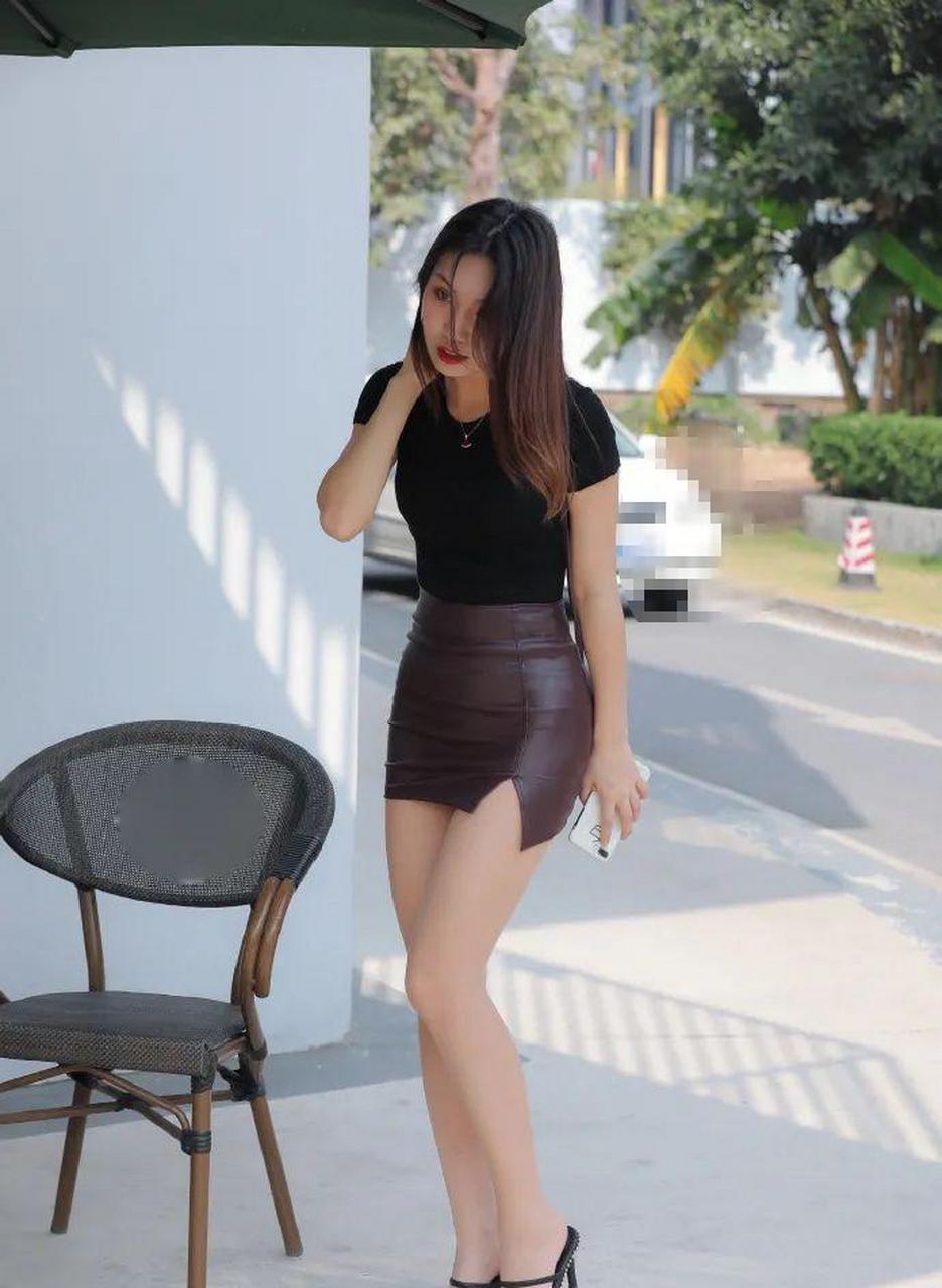 针织开叉裙搭配高跟鞋,凹凸有致女人味十足