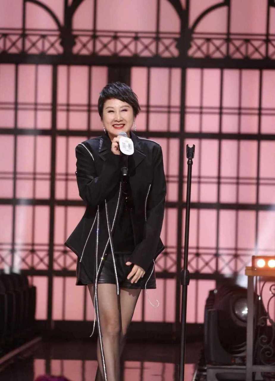 张凯丽真不像大婶辈的人,穿黑色皮质裤还配黑丝袜,洋气又减龄. [药丸]