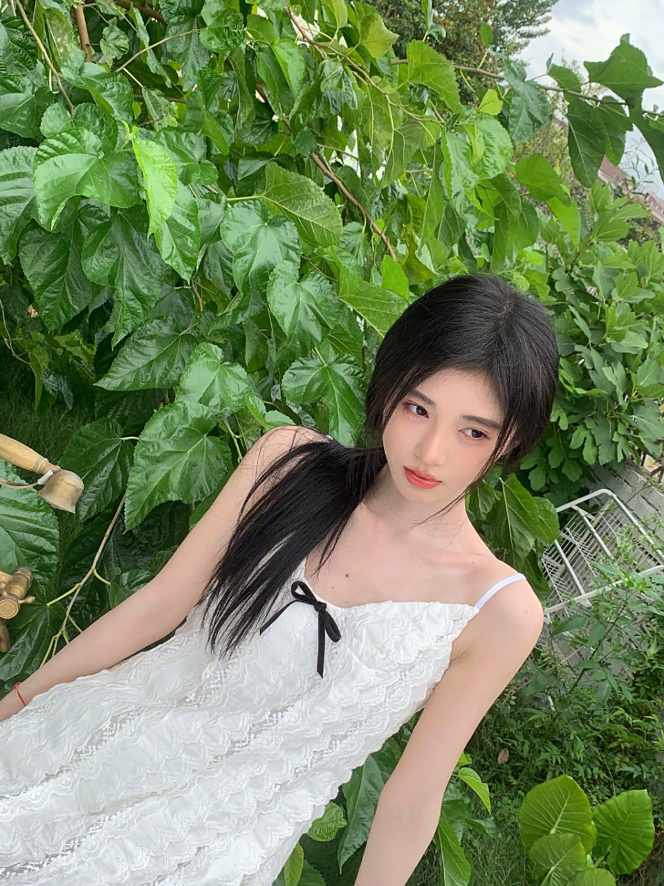 鞠婧祎白色吊带裙写真