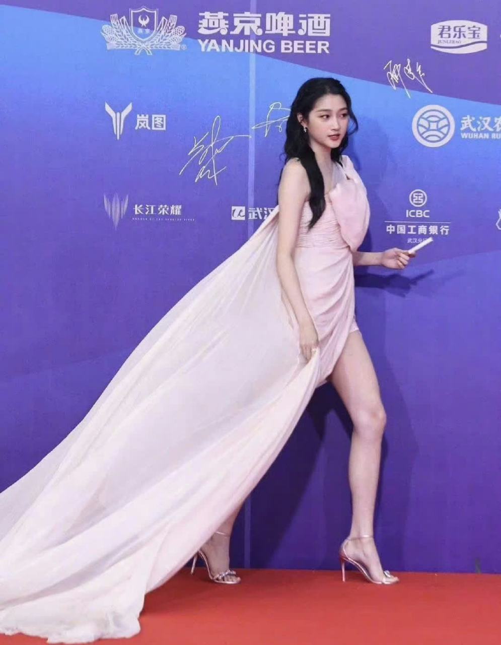 哇,关晓彤的大腿好壮啊!    说实话,她的腿看起来比鹿晗的腿还要粗!