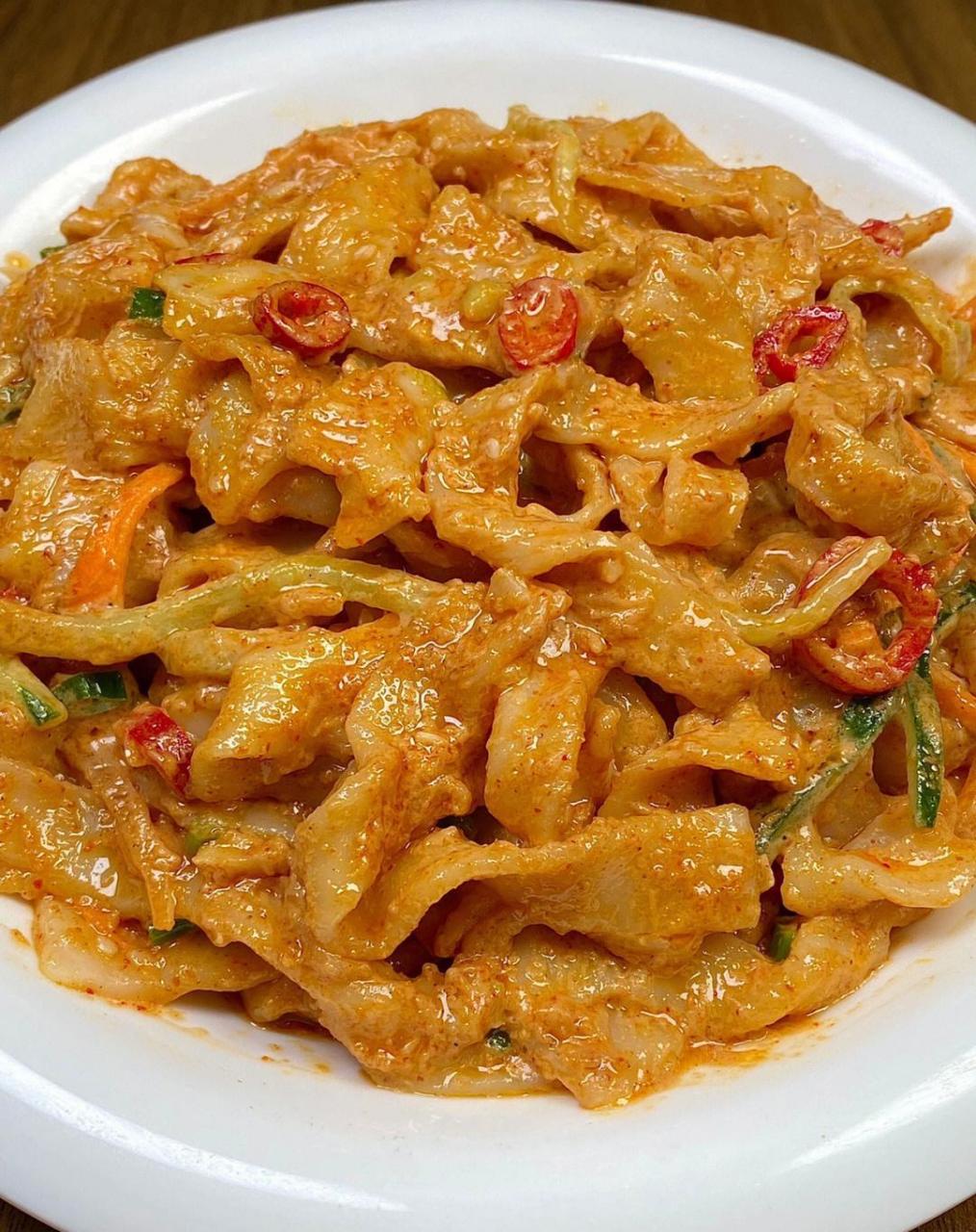 这个麻酱面真的泰好吃了啦～ 每一根面条都裹满了酱汁,真的好好吃!