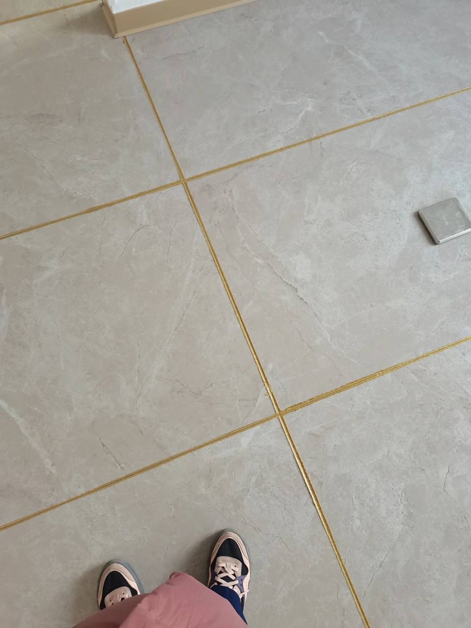 我家美缝时,老公说选贵族金,看着有气质,结果落地后,被这效果丑哭了