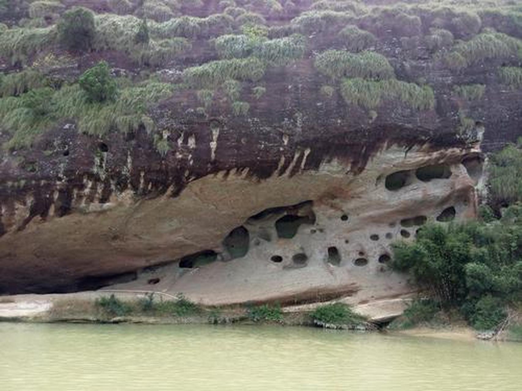 青龙岩风景区位于寻乌县南桥镇南龙村,这个景点又被称为是"龙岩仙迹"