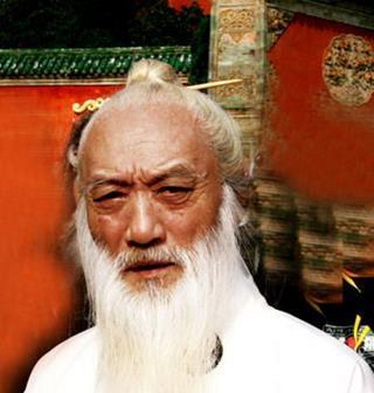 于承惠,自幼习武,一生沉迷于剑术,少林寺中扮演的王仁则深入人心,一生