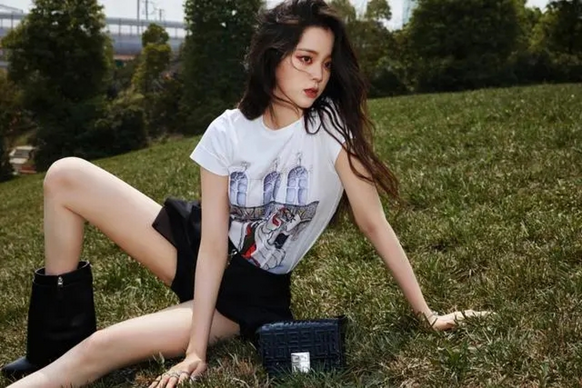 欧阳娜娜皮肤白皙,美腿修长,清纯可人