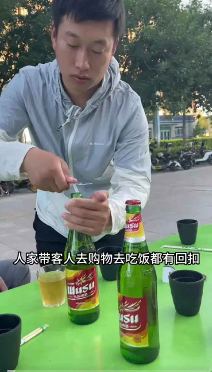 最近,一位来自新疆的年轻导游在网络上爆红.