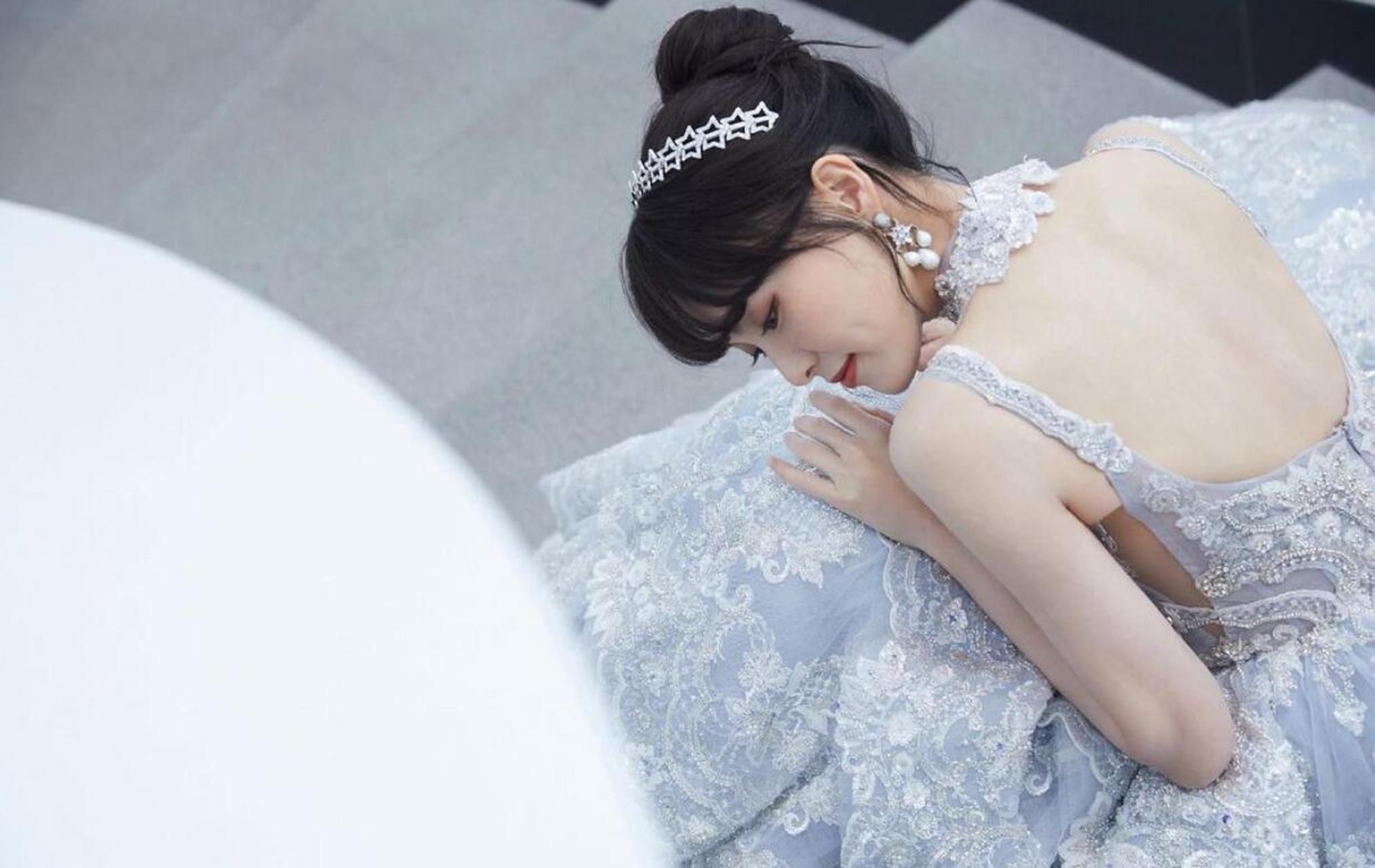 性感女神#唐嫣# 身穿淡蓝色蛋糕裙,肤白貌美的容颜,丰满傲人的事业线