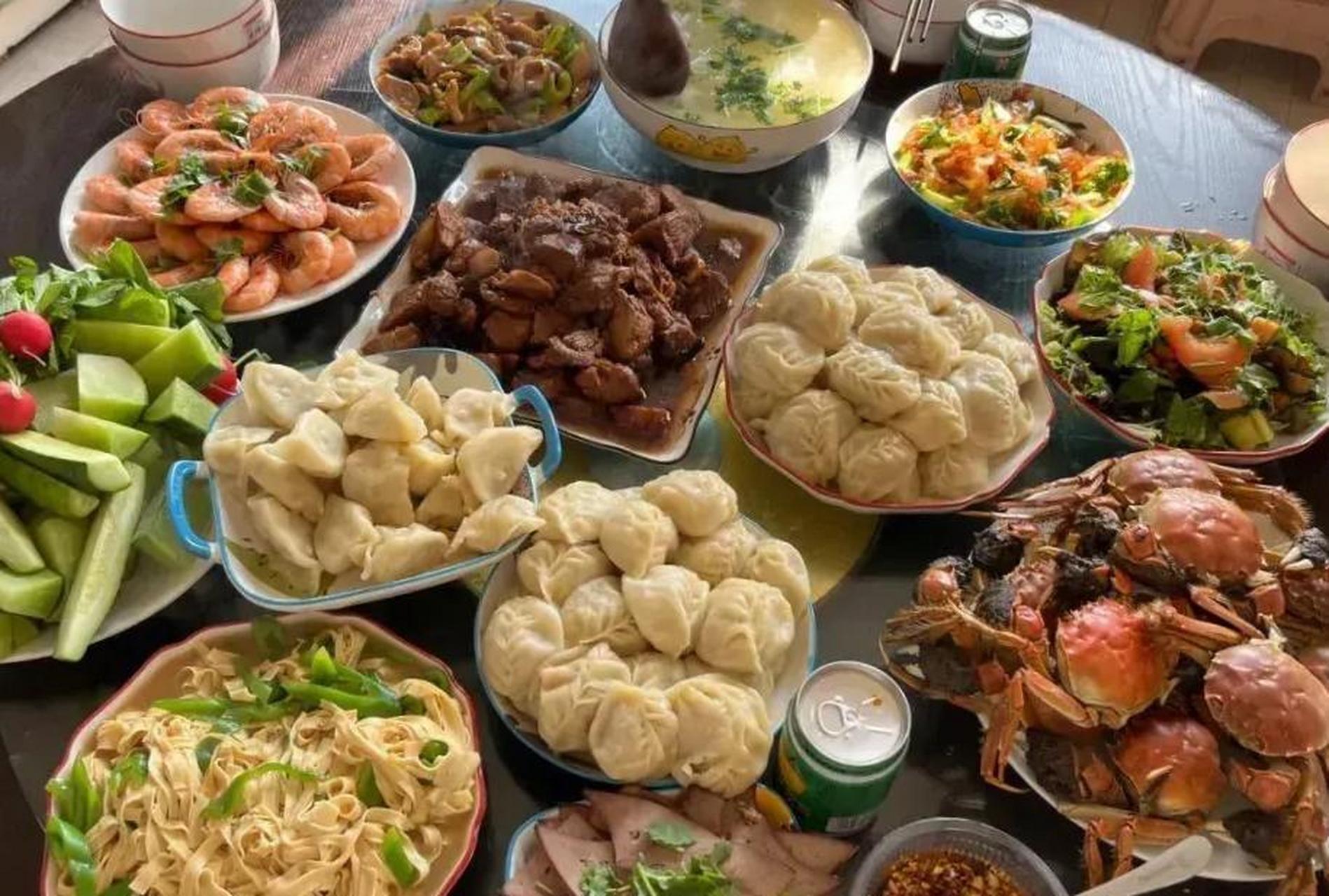 这是在我嫂子家吃的家宴,好丰盛,亲们你看看这桌菜是不是你老乡!