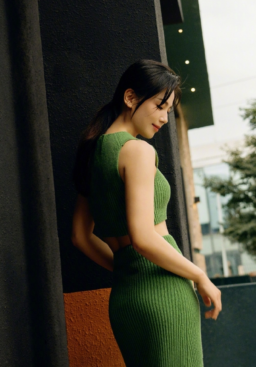 眼妆精致,妩媚诱人的#刘涛# 一袭黑色大衣,香艳美腿外漏,婀娜坐姿