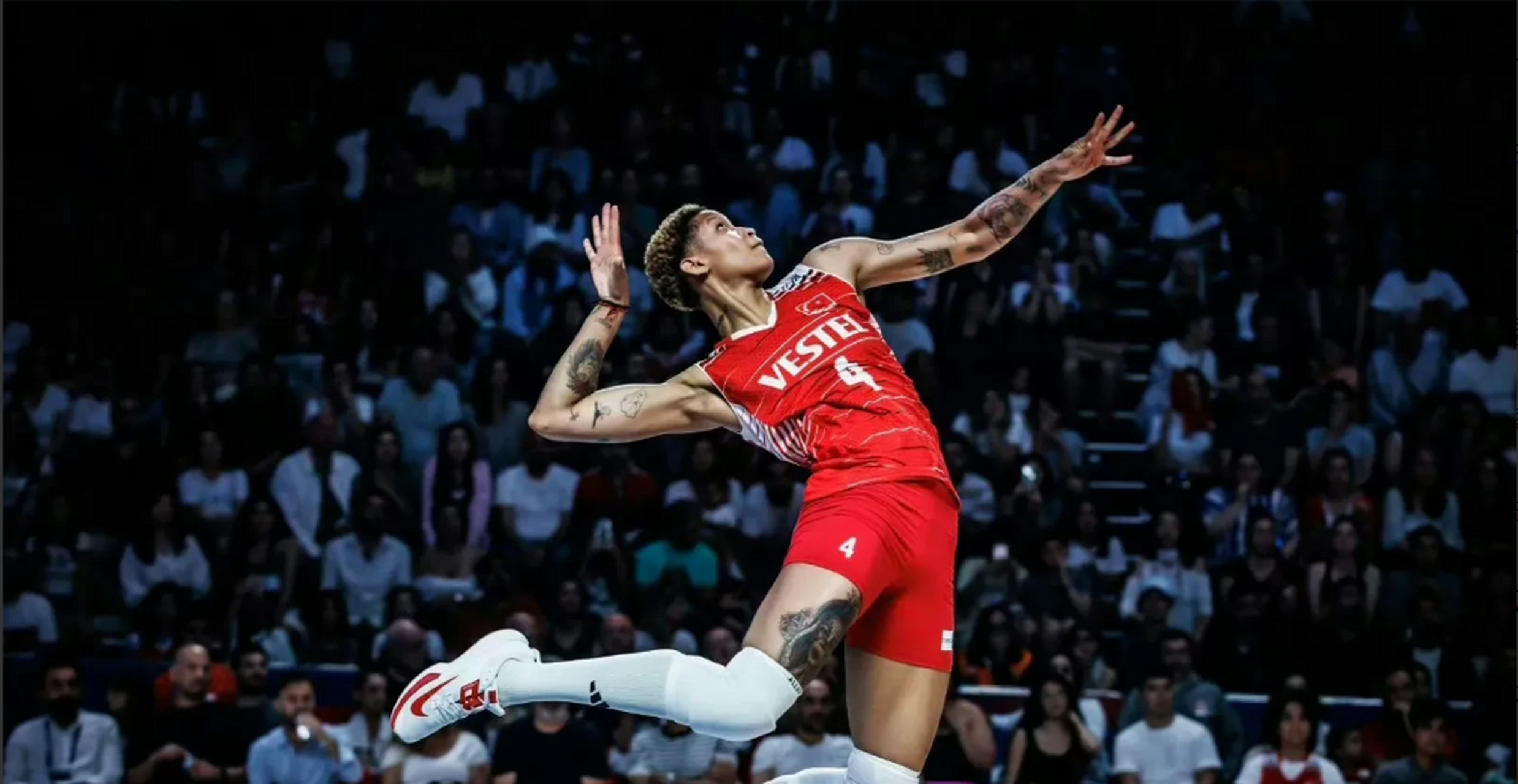 你看下图的扣球动作,好男子化呀,真的是看不住,点又高又重.