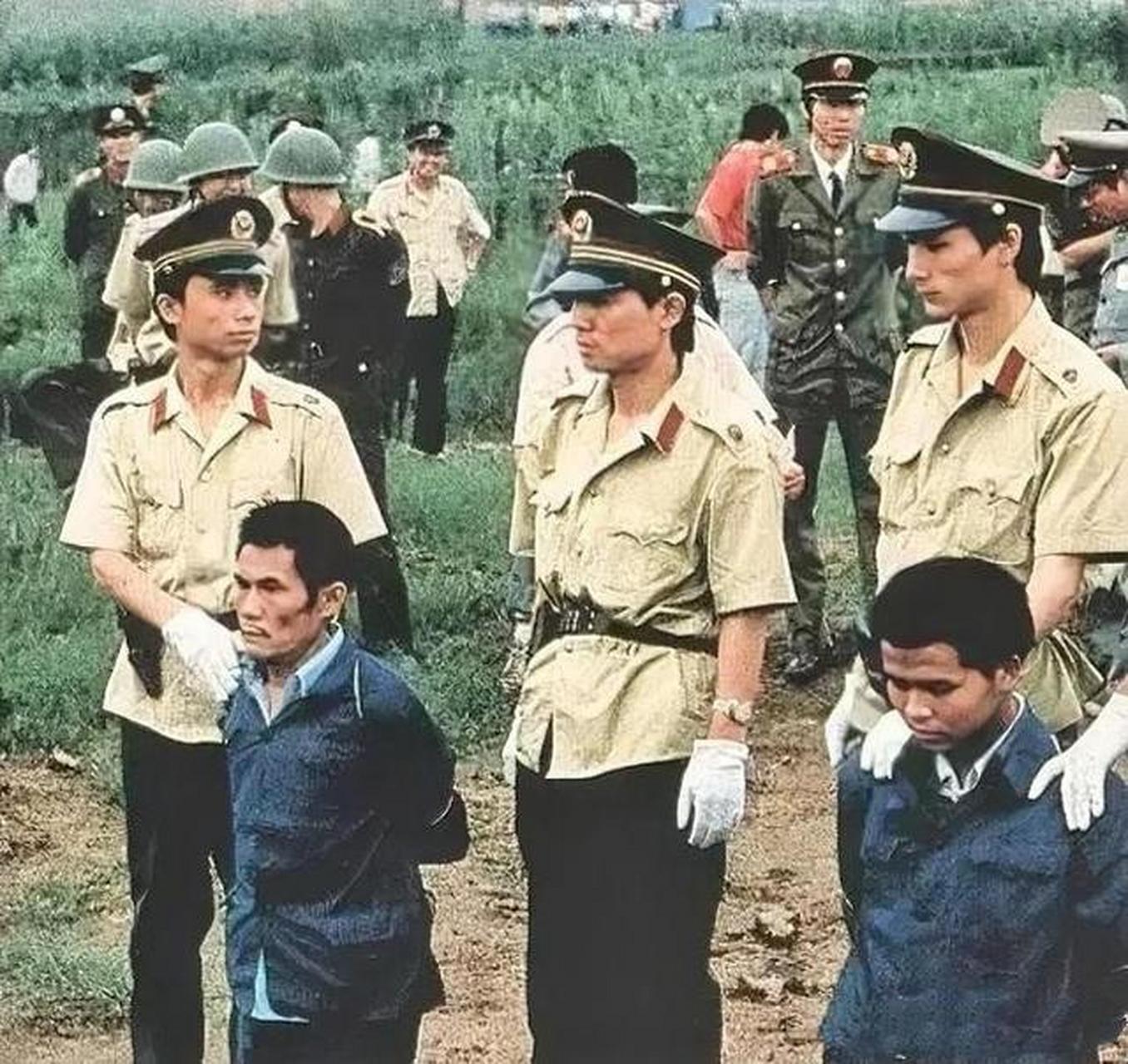 90年代,两名死刑犯被枪决的现场照片,画面中的他们被五花大绑,跪在地