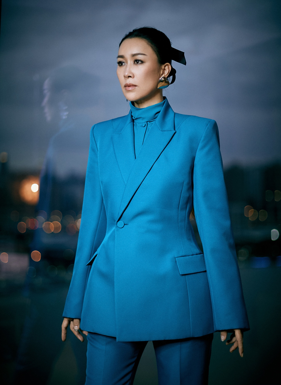 "  21岁那年,那英和姐姐那辛来北京参加《阳光杯青年歌手大赛》,获得