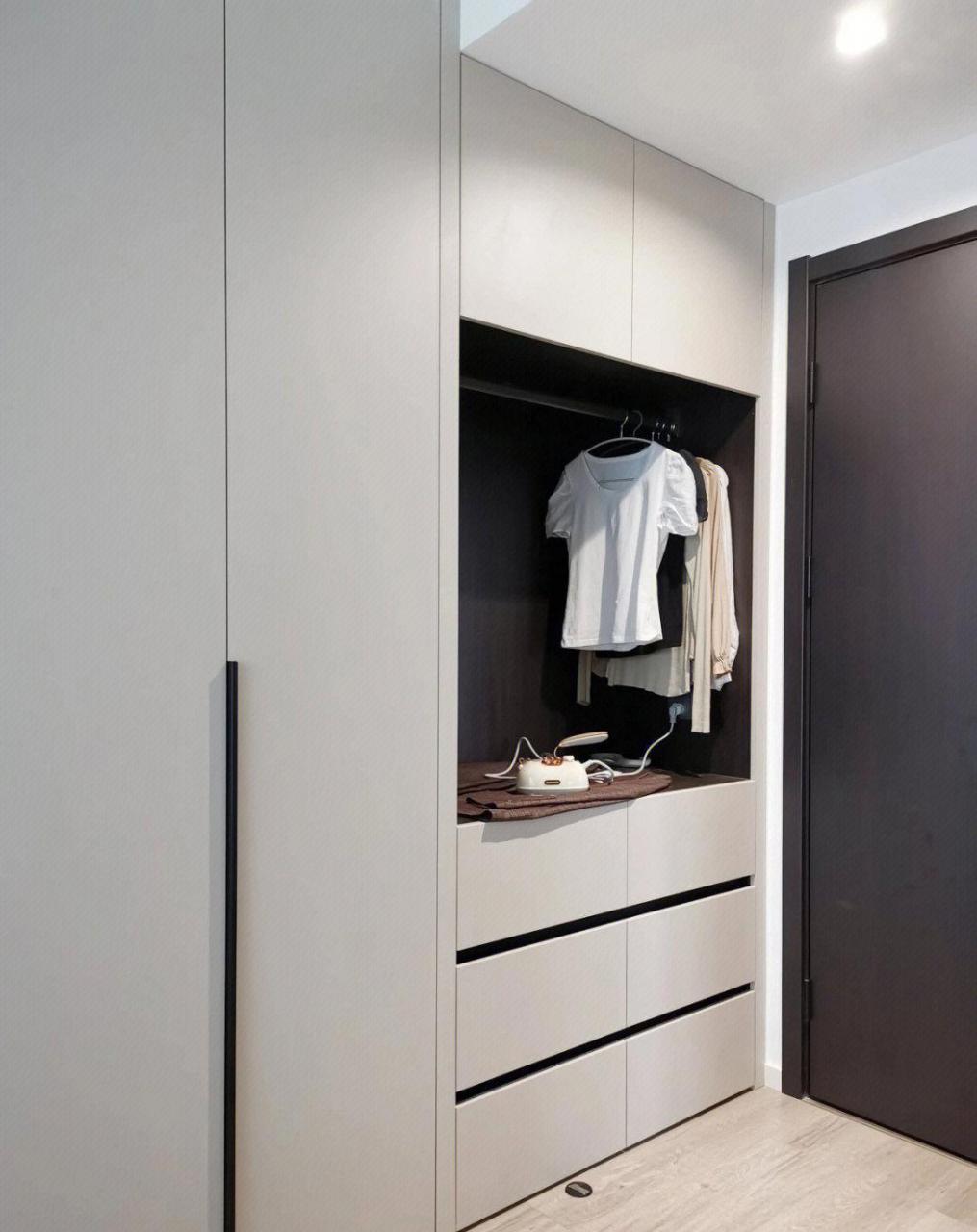主卧整墙衣柜分享,镂空挂衣区太实用了.