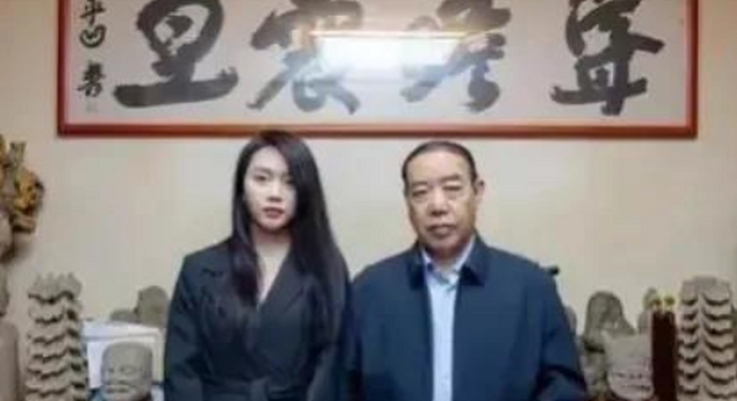 贾平凹的大女儿贾浅浅结婚,他思来想去不知道送什么好,便让二婚妻子