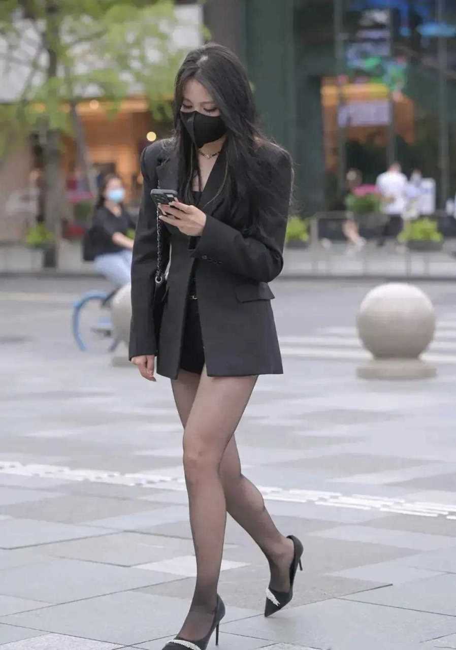 职业美女模特身高175穿黑色丝袜短裤西装外套高跟鞋走在步行街路口