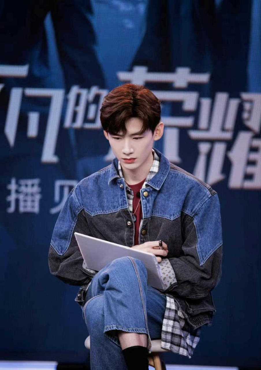 白敬亭买的衣服就一个基础款加个logo要买三四百,普普通通的款式根本