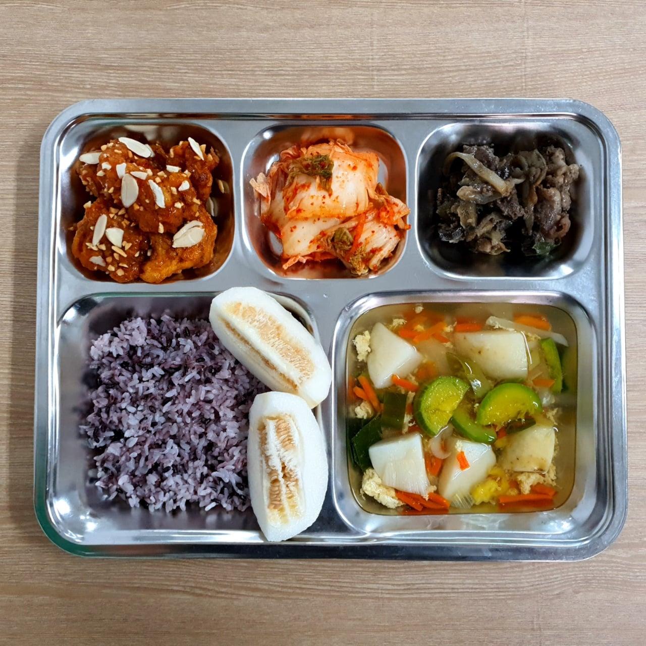 图7-12:另外一支韩军部队士兵晒出的部队伙食.#韩国 满汉全席