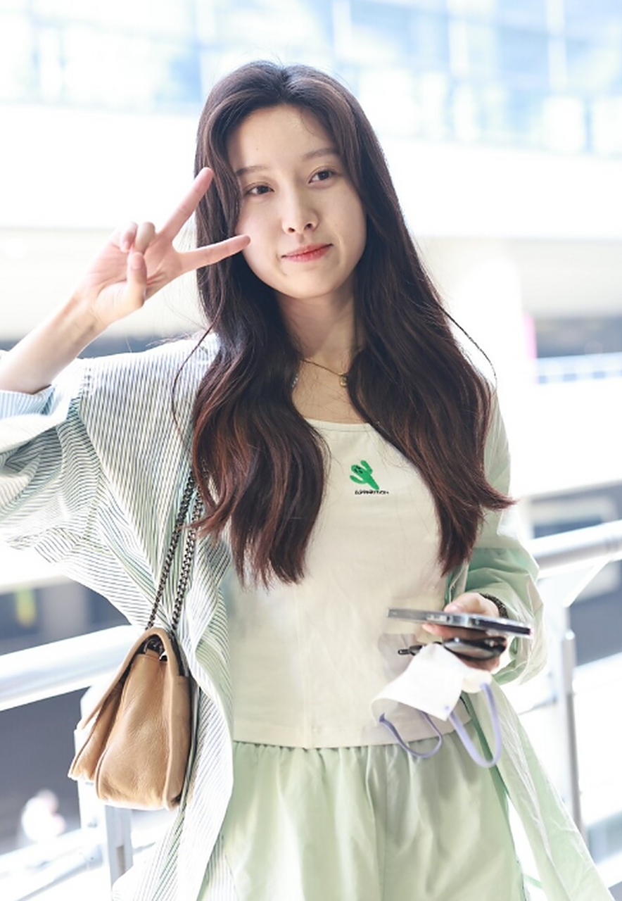 王子璇最近在机场被拍到了街拍照片,她穿着一件薄荷绿衬衫,搭配一件