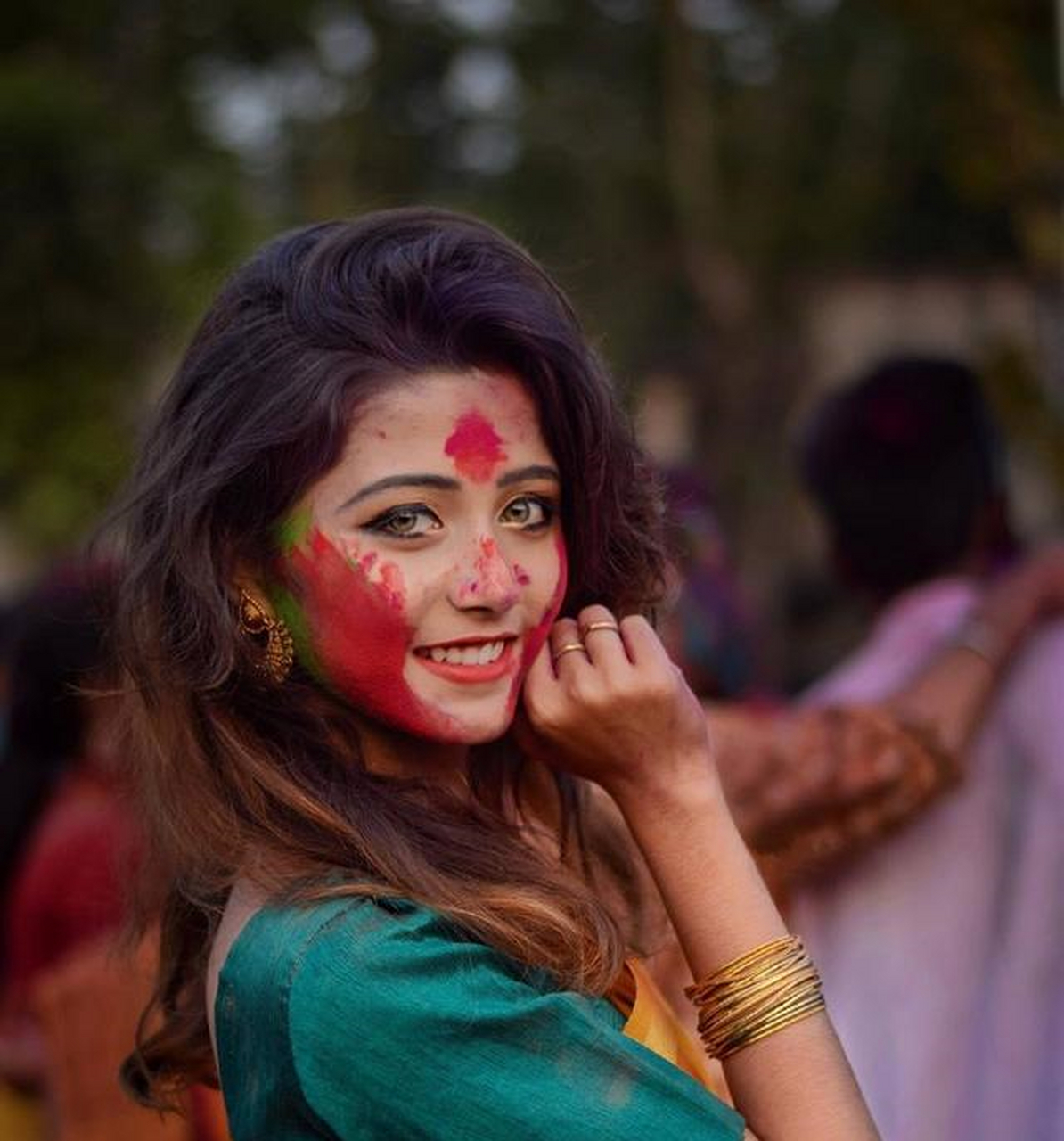 之前在微博上看见的,有着橄榄绿瞳色的印度小姐姐riya sanyal,真的是