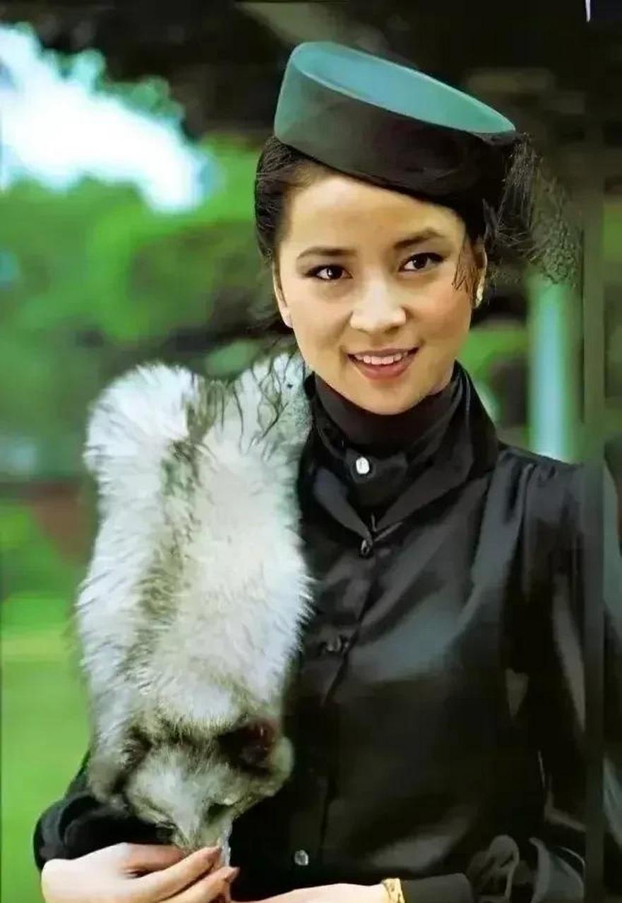 gif创作人# 成龙的妻子林凤娇,年轻时有一双水汪汪的大眼睛,楚楚度怂