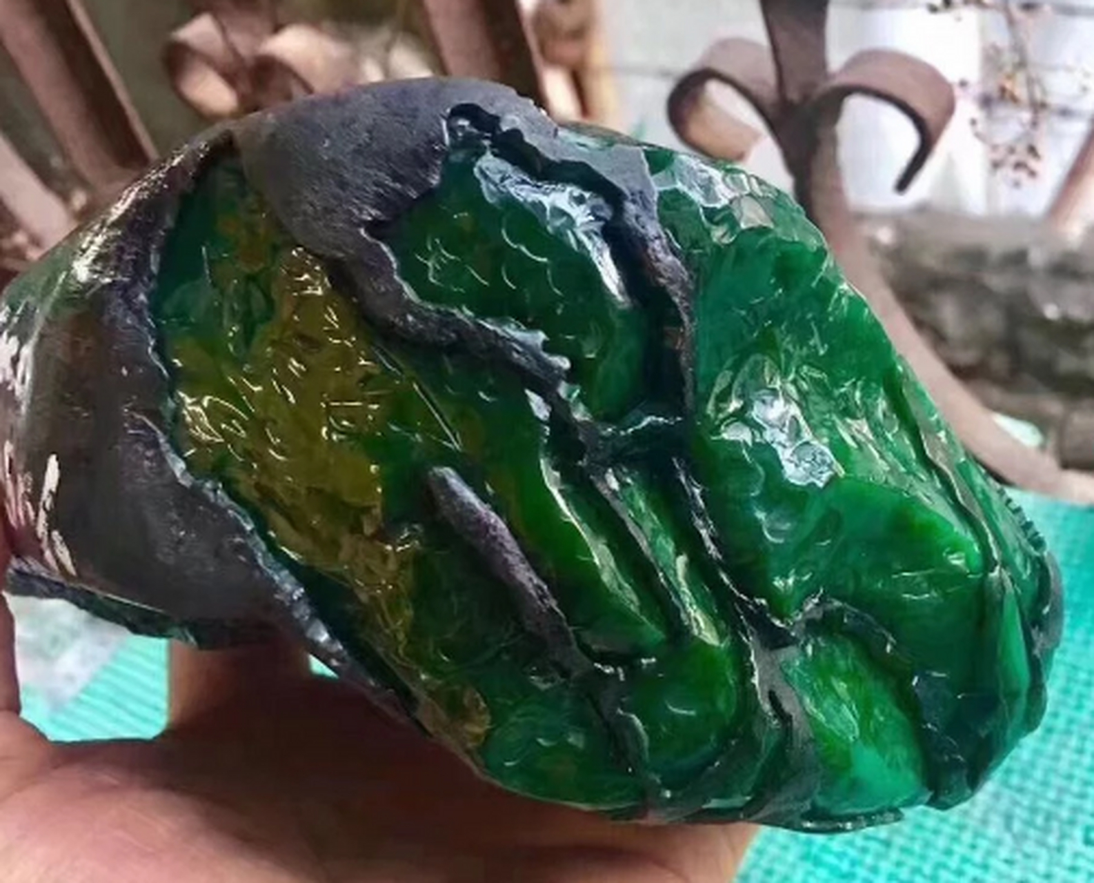 不过,在这样的狗屎底翡翠原石中,经常也会出现高绿,并且这部分呈高绿