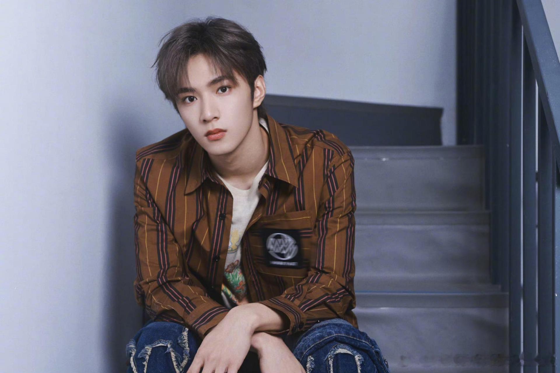 刘耀文主打一个反季节穿搭  刘耀文主打一个反季节穿搭,条纹衬衫 牛仔