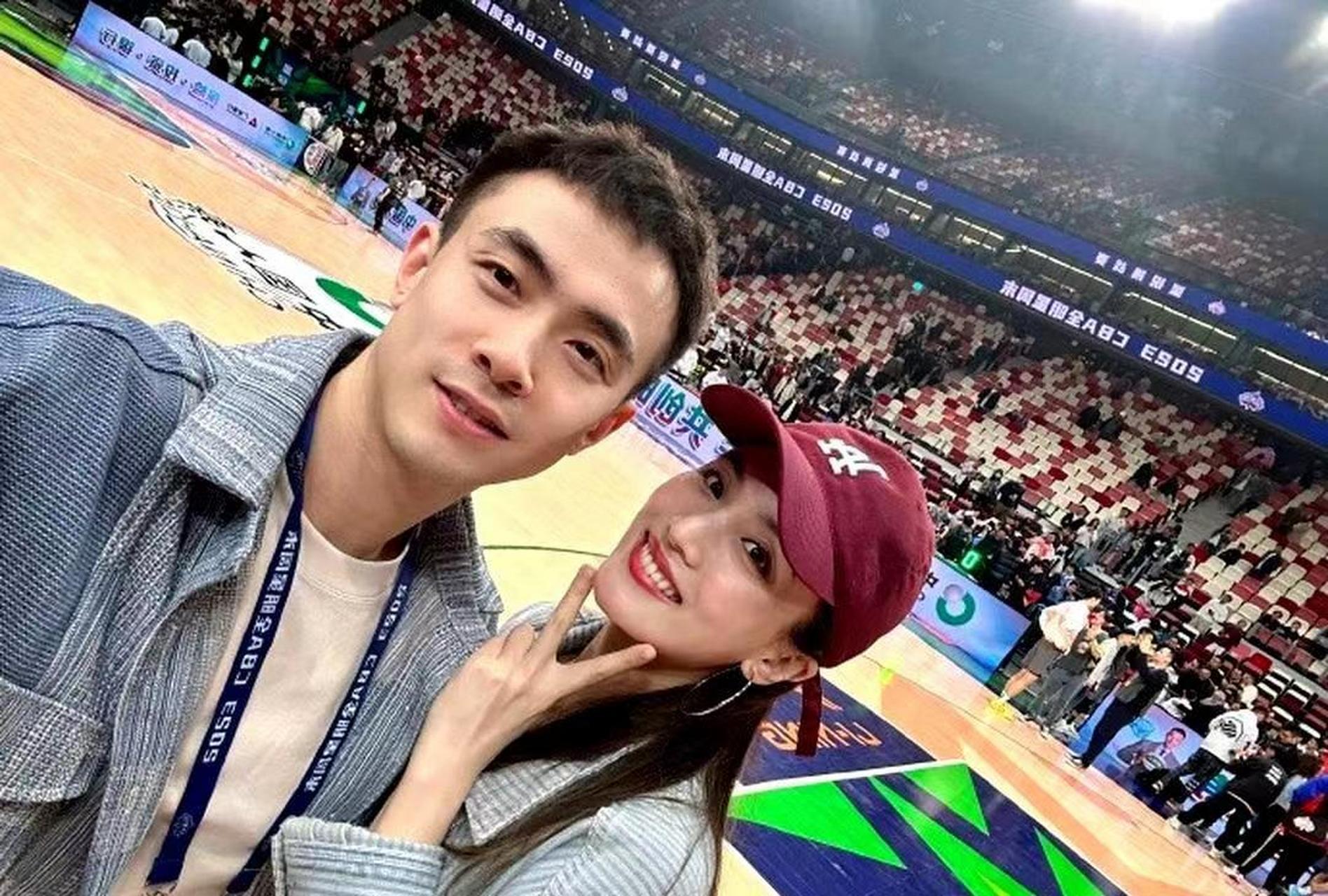 在中国男篮家属团,赵继伟的妻子是最漂亮的,没有人会争辩