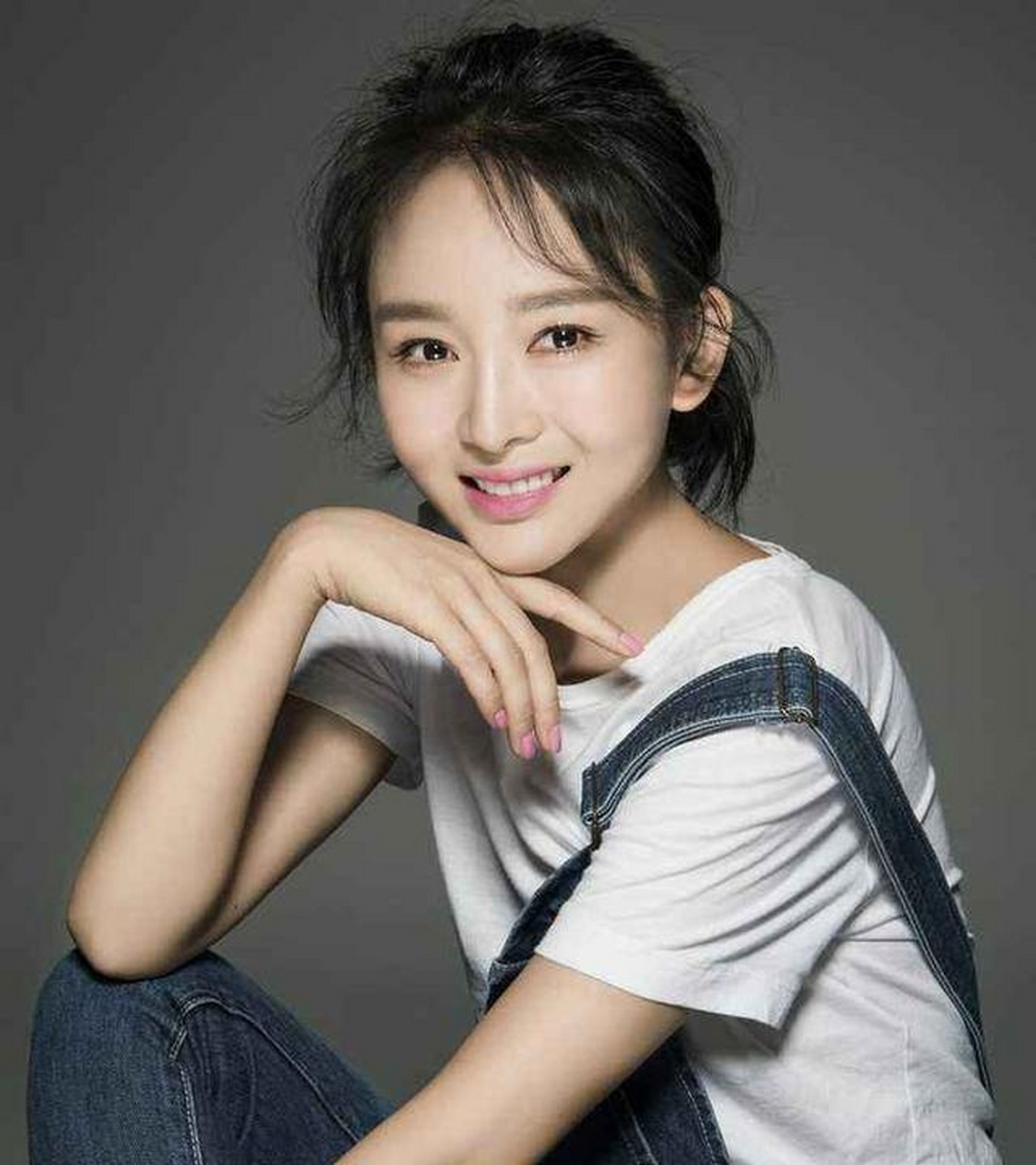 而曾和潘粤明一起遭遇车祸的演员夏一瑶,曾和郭晓冬出演电影《寂静的