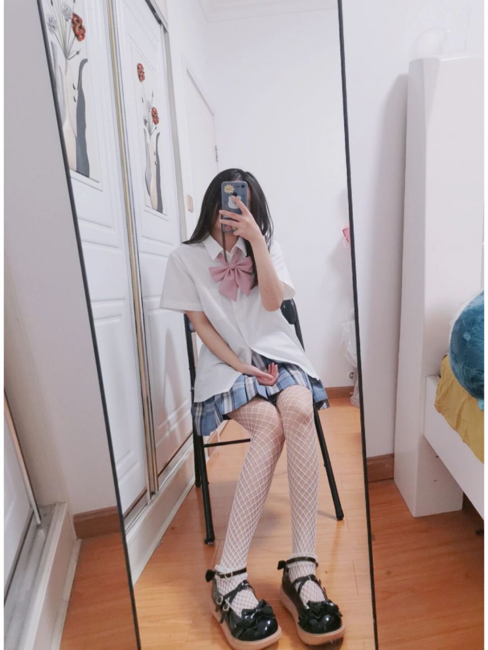 这次秀一把白色渔网袜 黑色好看还是白色好看呢?  #白色渔网袜