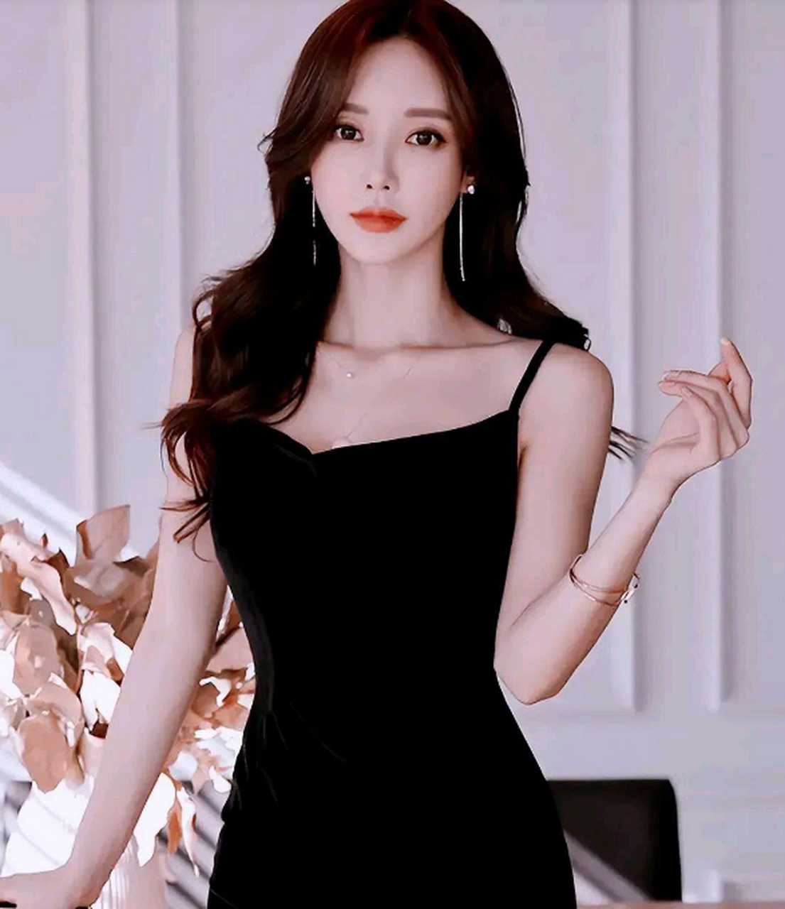 孙允珠,黑色的绒面吊带裙,既时尚又高贵优雅,且不失性感!