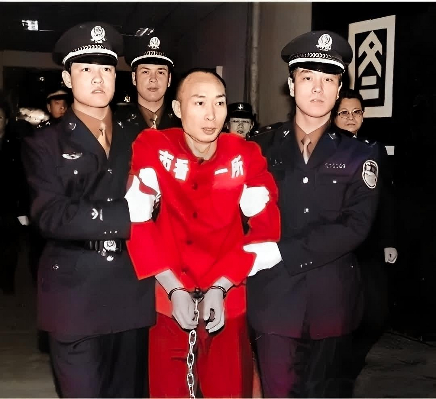 他正被几个法警带离现场,看守,准备被处决.
