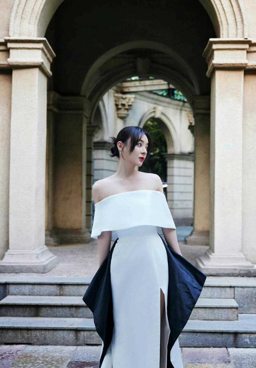 被袁姗姗的红毯造型惊艳到了,气质优雅还很知性,美到了骨子里!