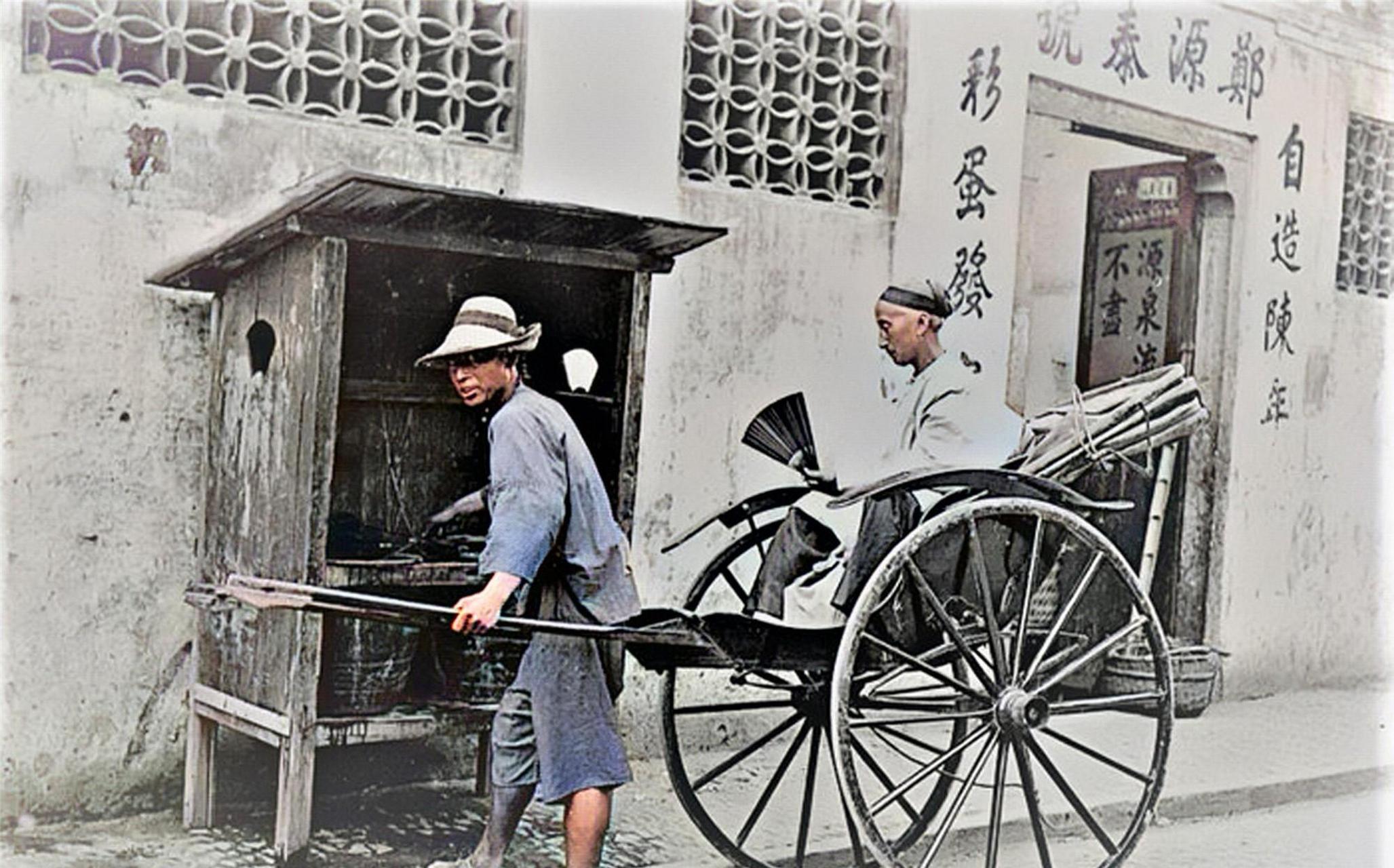 领动计划 晚清民国,一位口渴难耐的人力车夫正在取水喝.