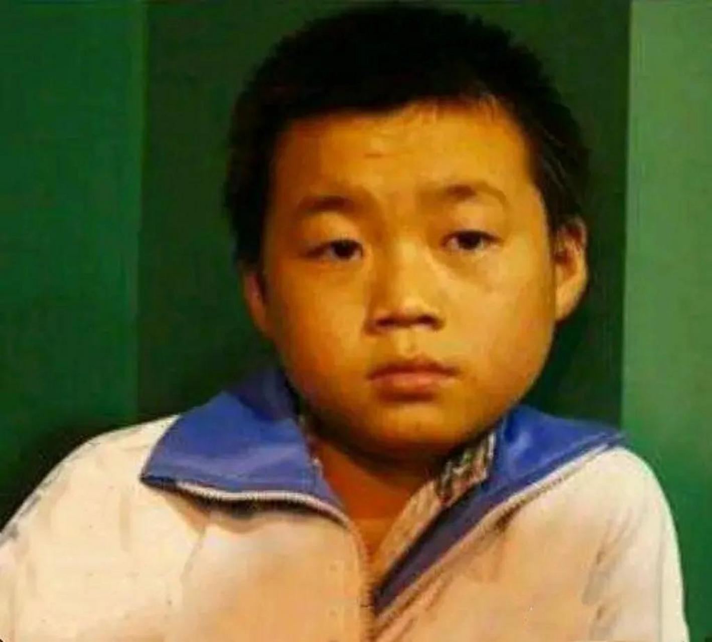 王宝强,小时候长得圆圆的,脸上还带着一些婴儿肥,非常可爱.