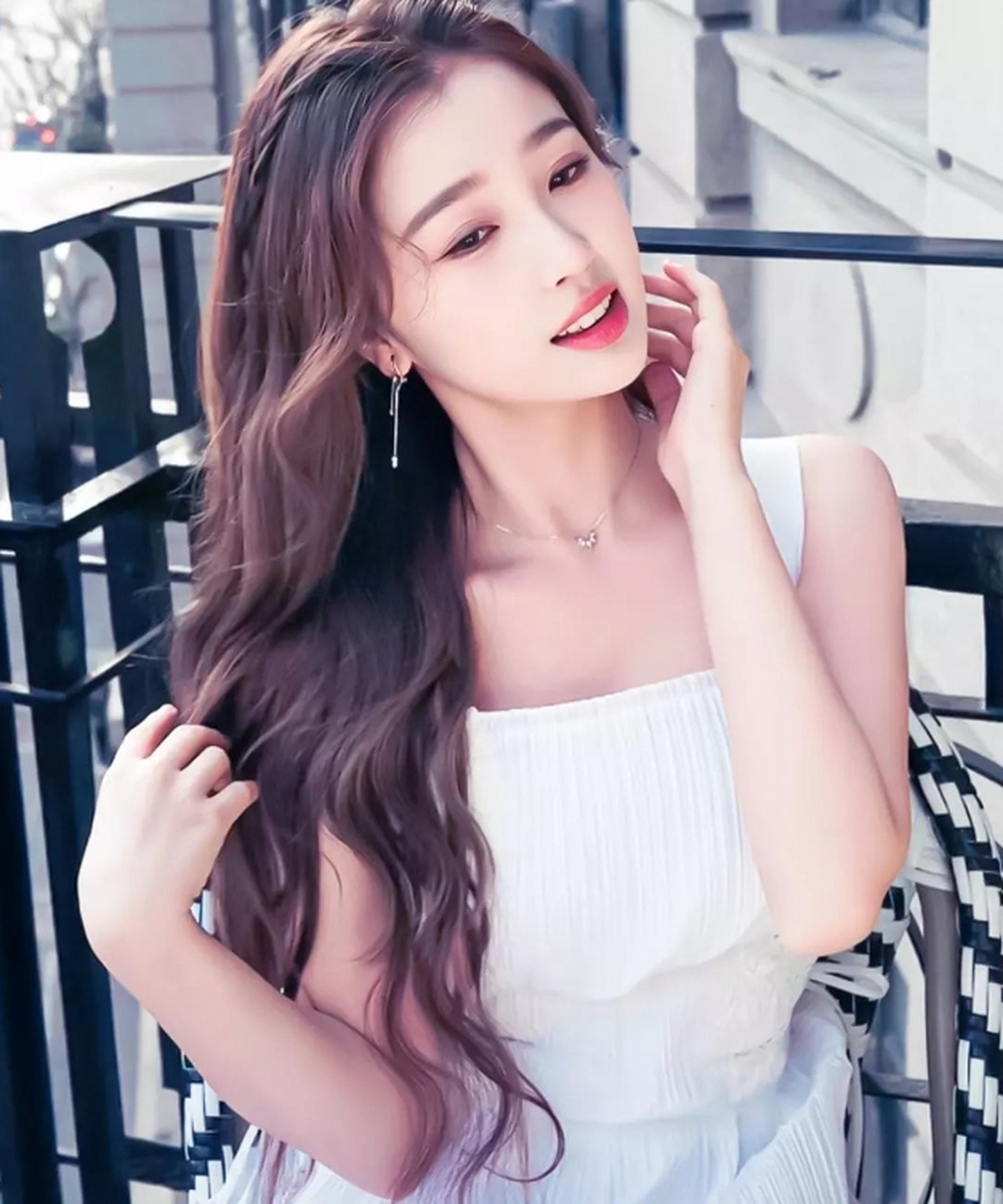 清纯唯美,娇嗔欲滴的#虞书欣# 身穿白裙素雅吊带裙,温婉甜美的容颜